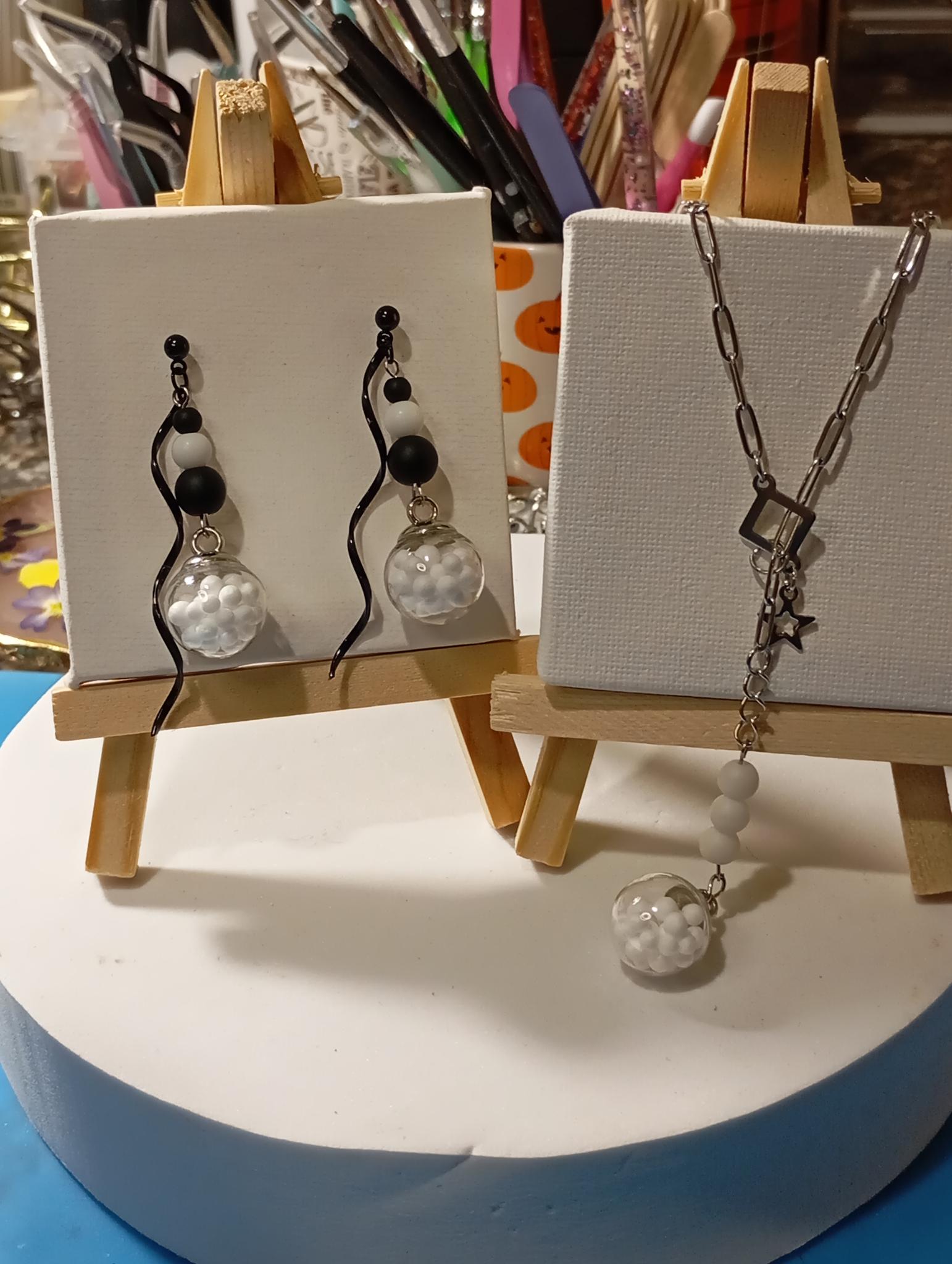 Parure Boucles d'Oreilles et Collier Perles Noires & Blanches