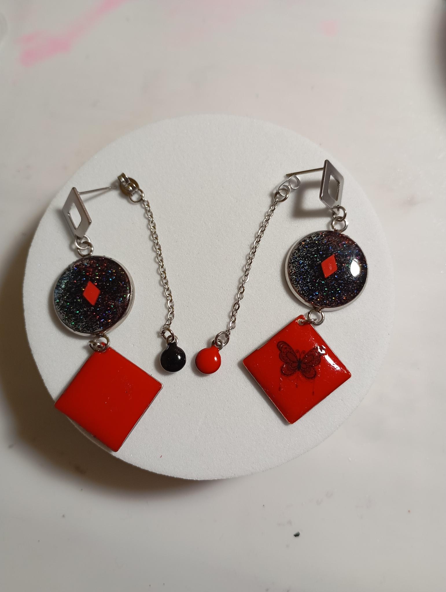Boucles d'oreilles asymétriques rouges et noires