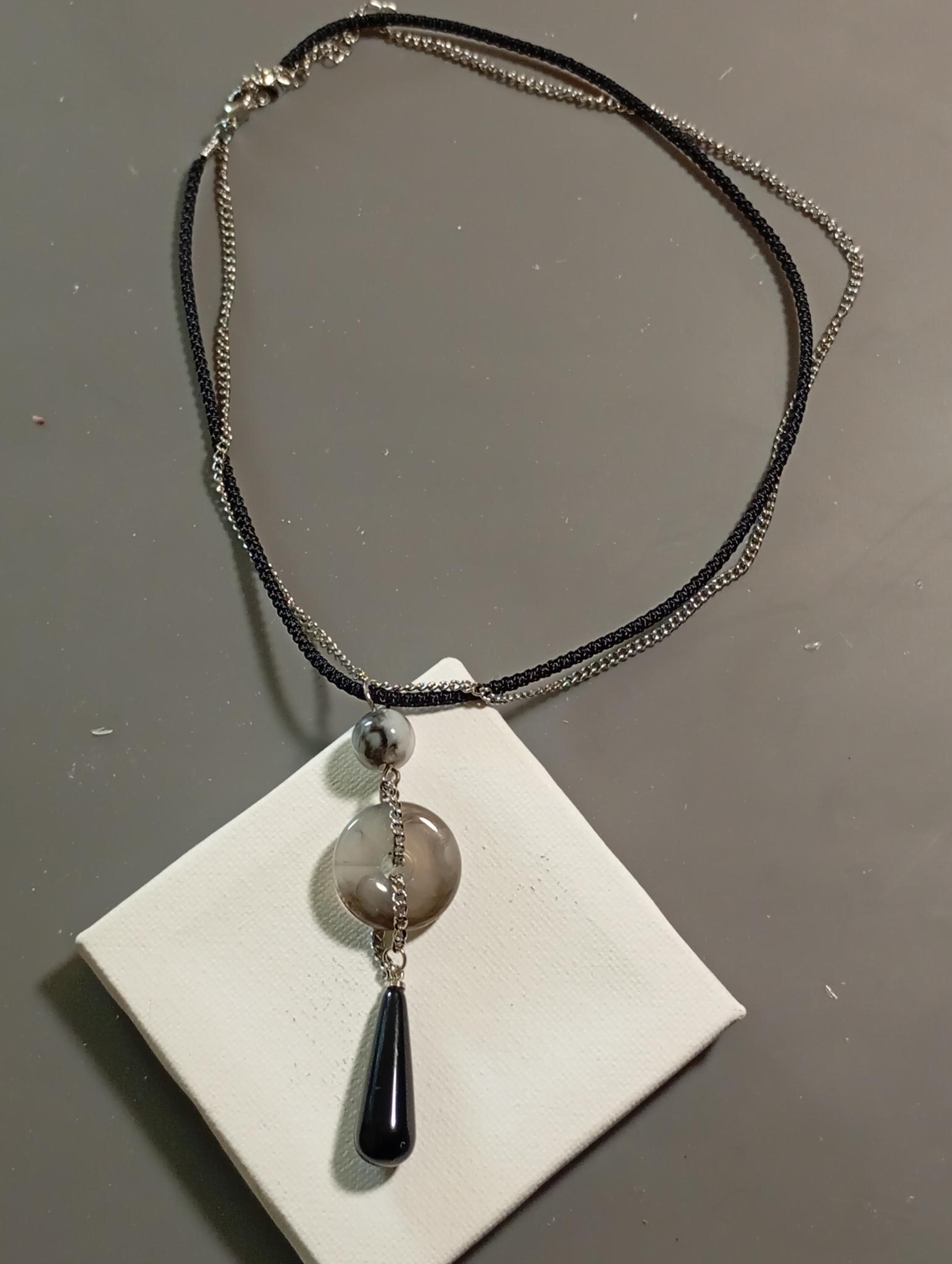 Collier élégant à pendentif noir acrylique