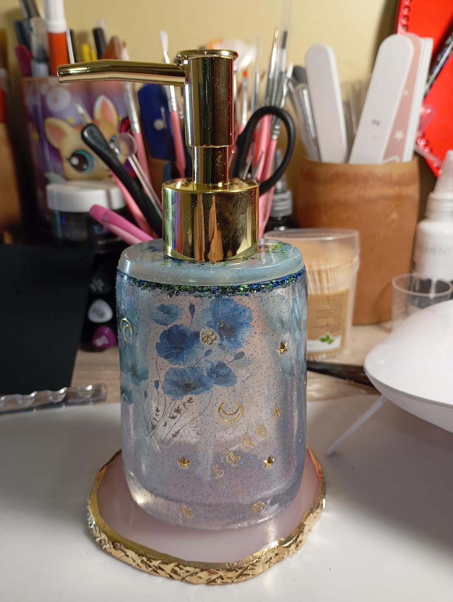 Distributeur de savon en résine