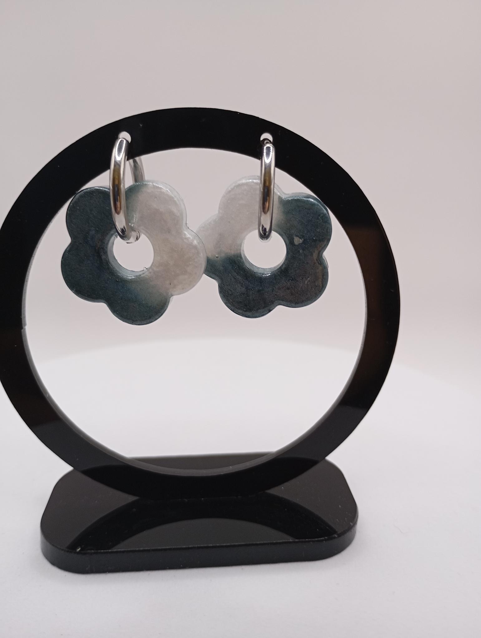 Boucles d'oreilles en forme de fleur en résine 
