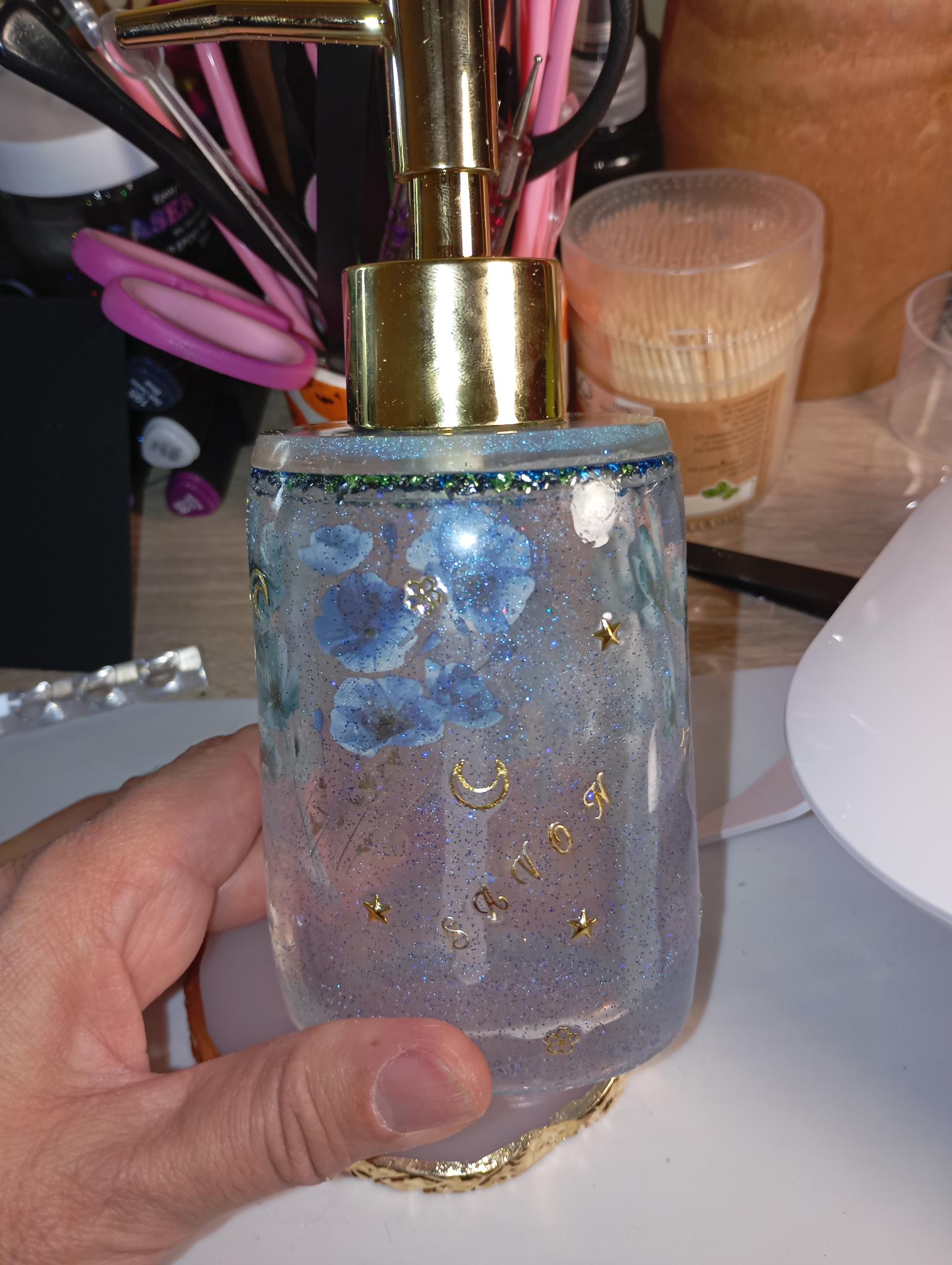 Distributeur de savon en résine