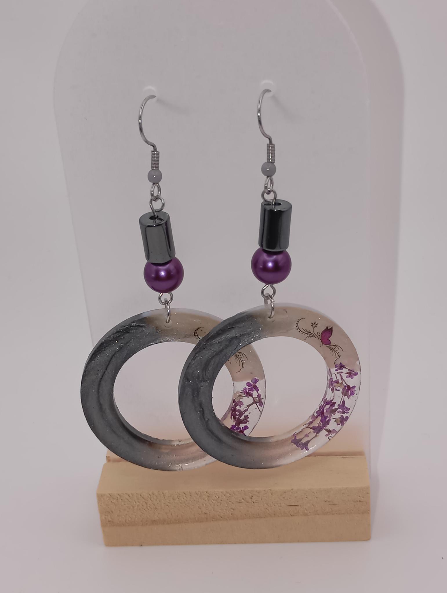 Boucles d’oreilles rondes avec perles violettes