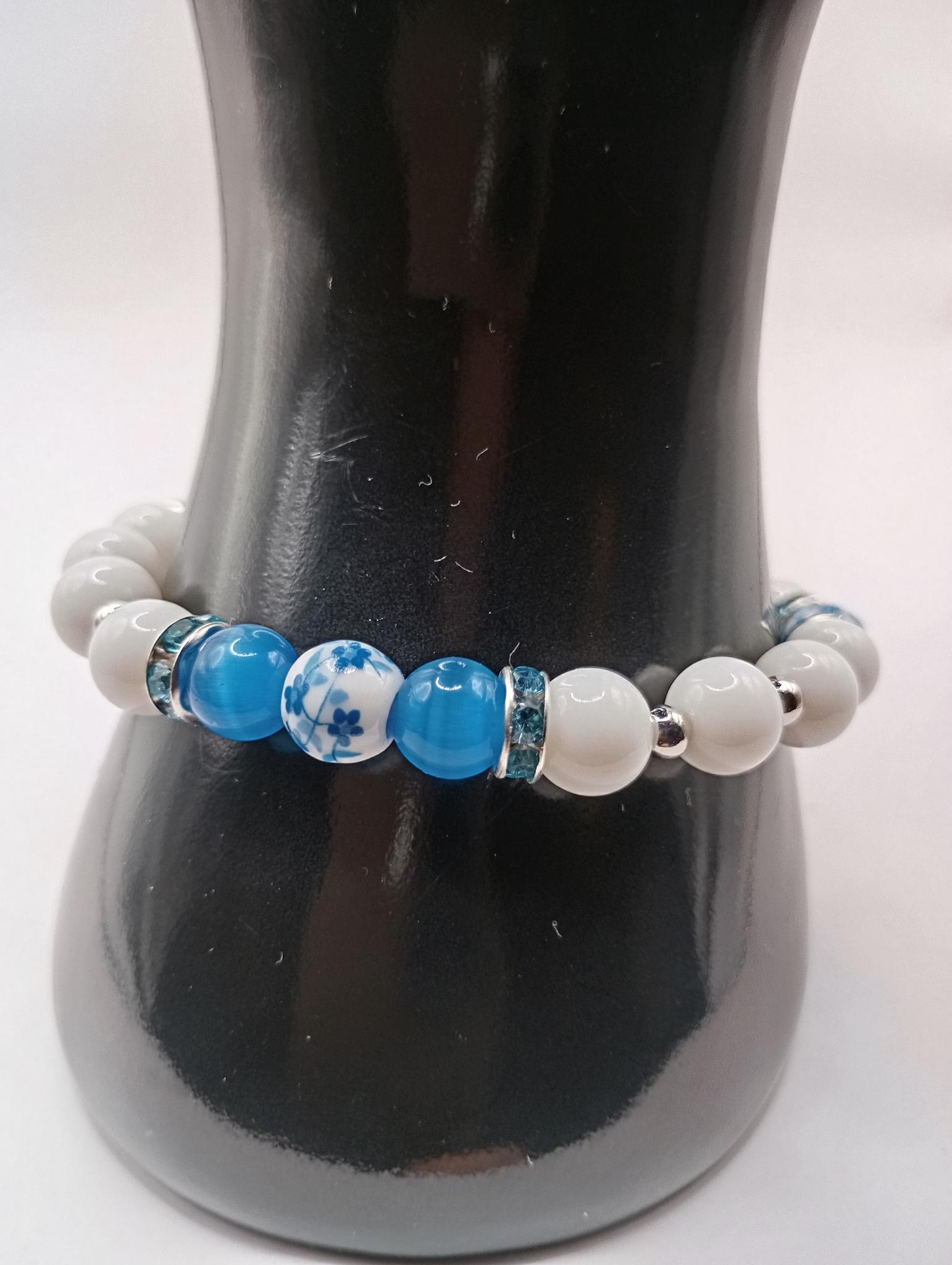 Bracelet en perles bleues et blanches