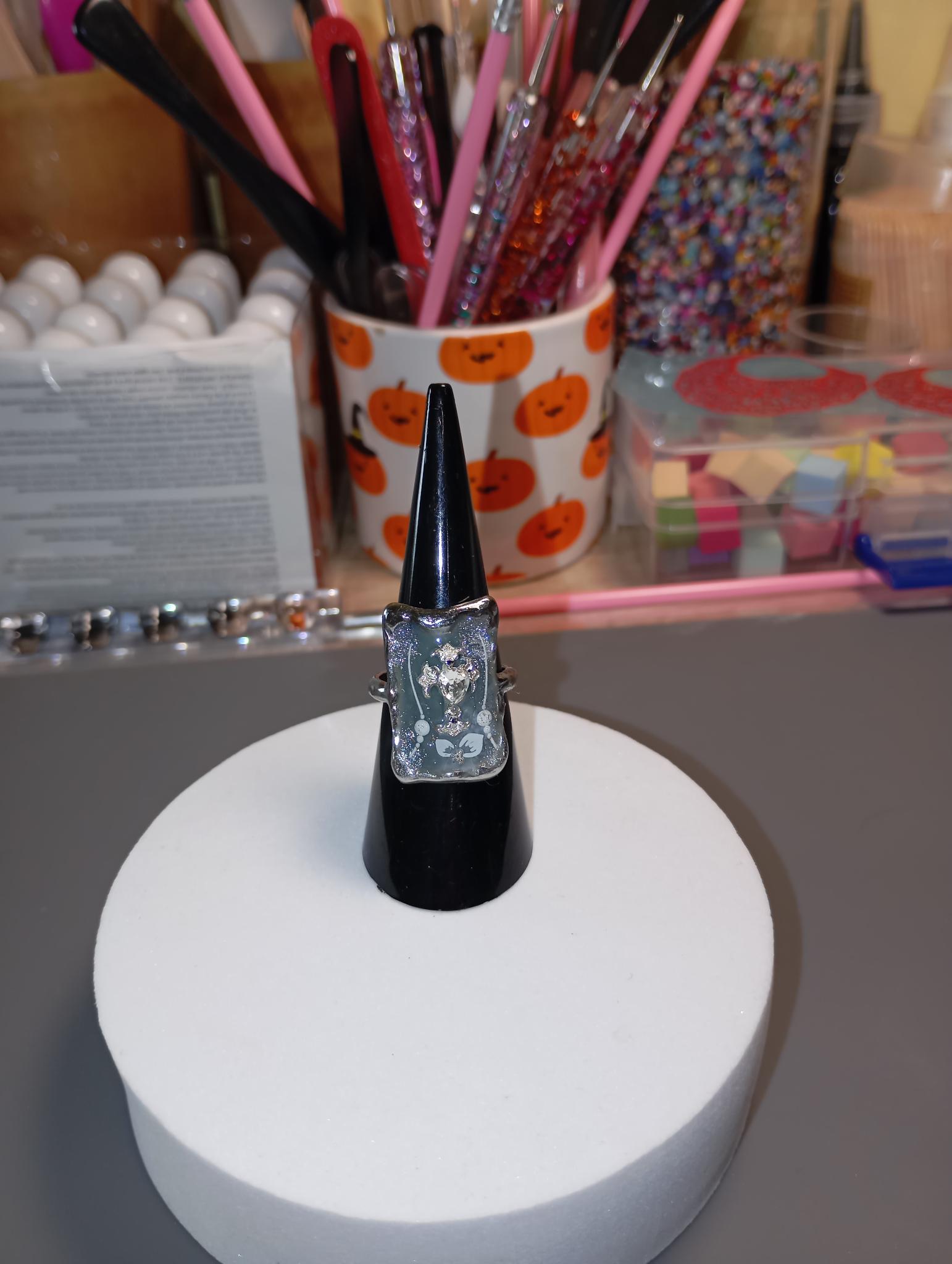 Bague en résine argentée