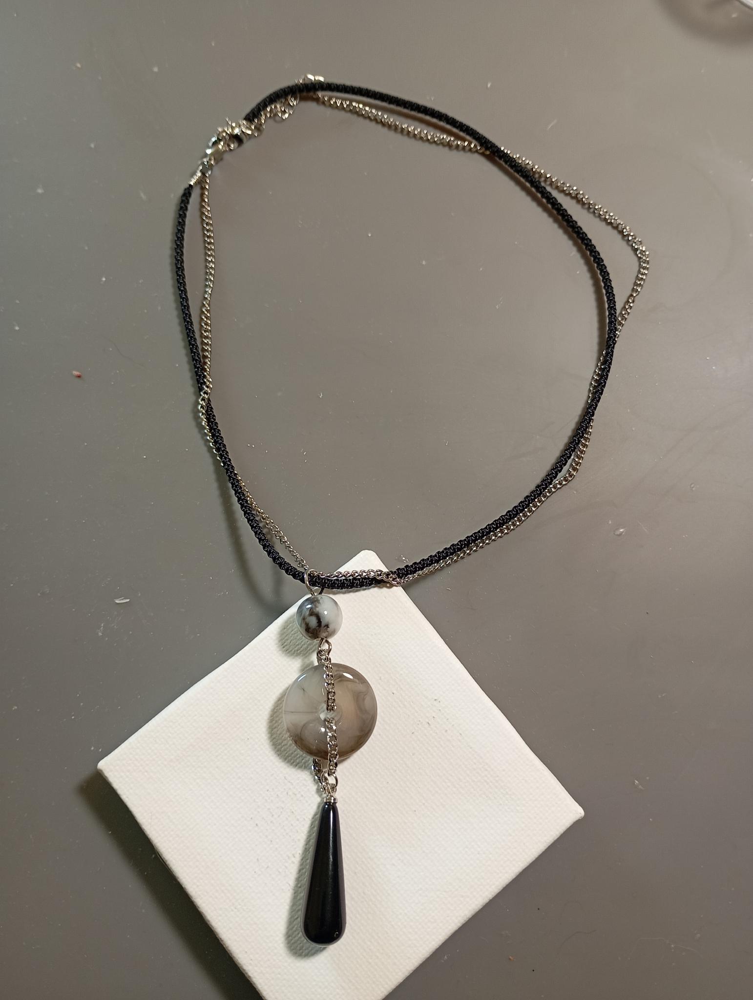 Collier élégant à pendentif noir acrylique