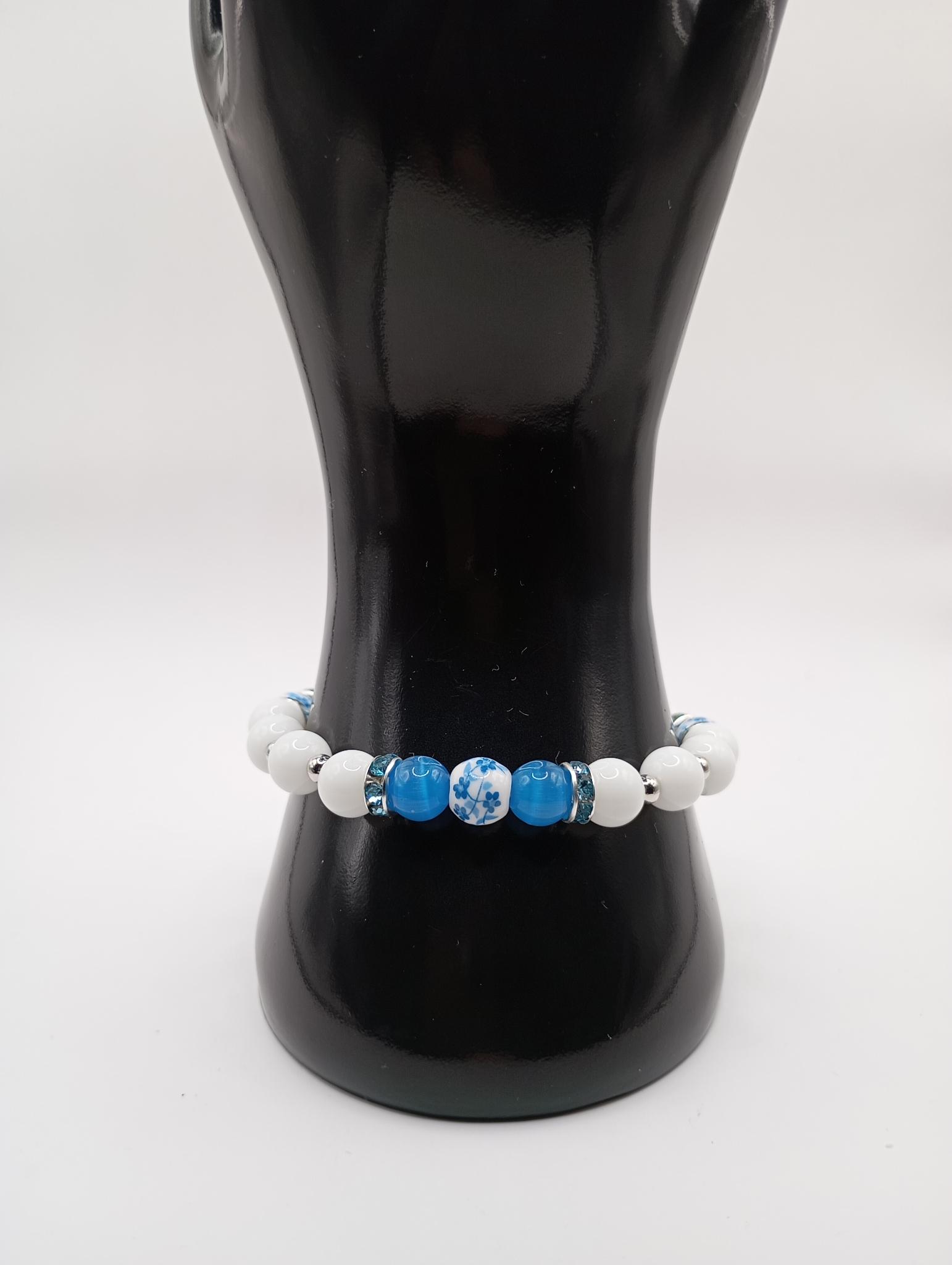 Bracelet en perles bleues et blanches