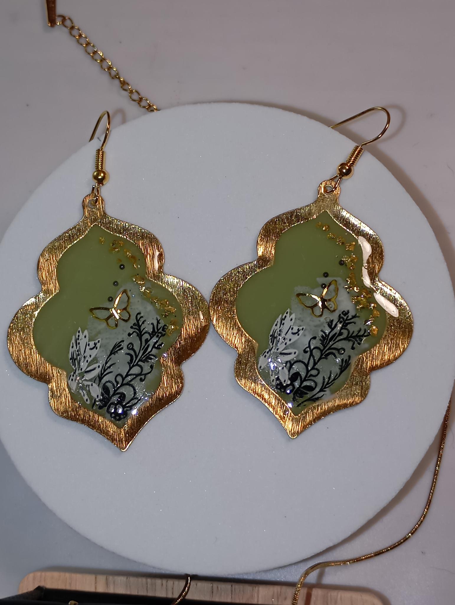 Collier et boucles d'oreilles ornés en plaqué