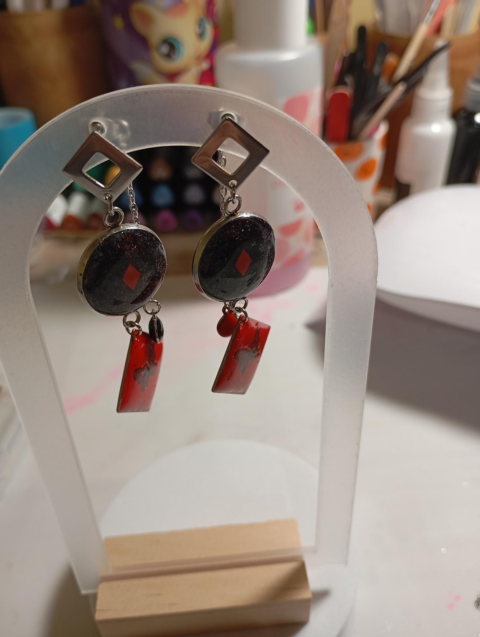 Boucles d'oreilles asymétriques rouges et noires