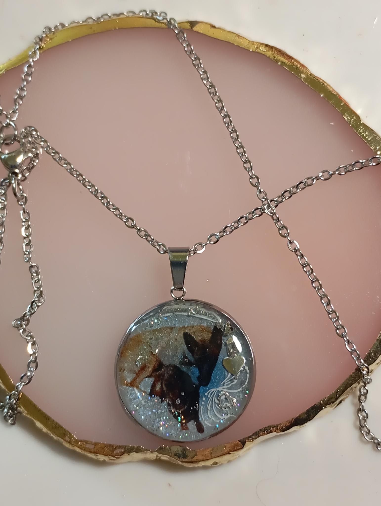 Collier médaillon pour  MMe Carole Sardou