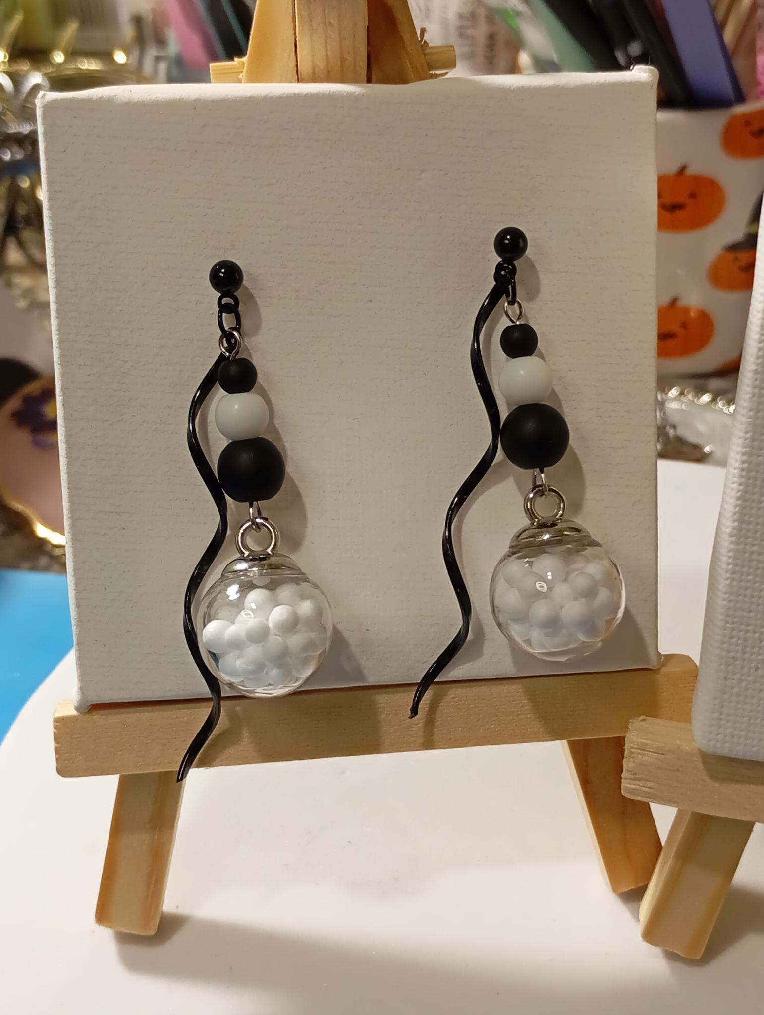 Parure Boucles d'Oreilles et Collier Perles Noires & Blanches