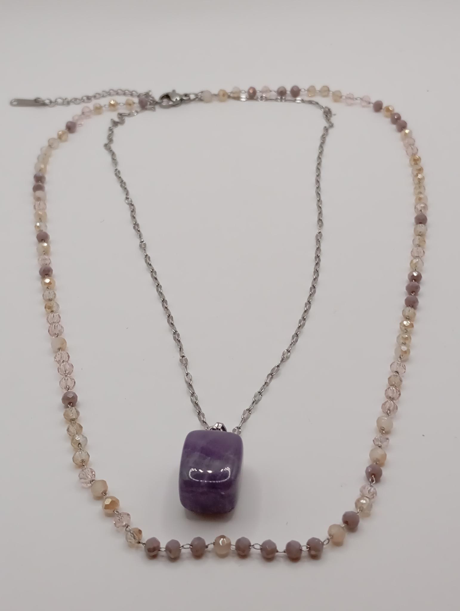 Collier en perles et pendentif violet