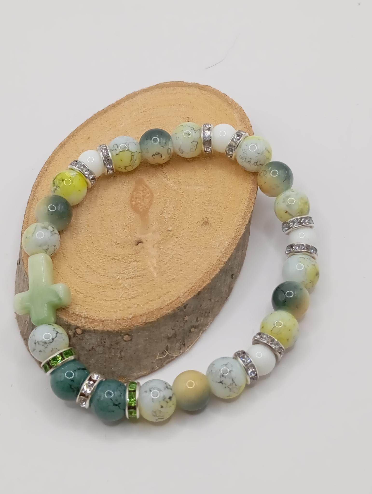 Bracelet perlé avec croix