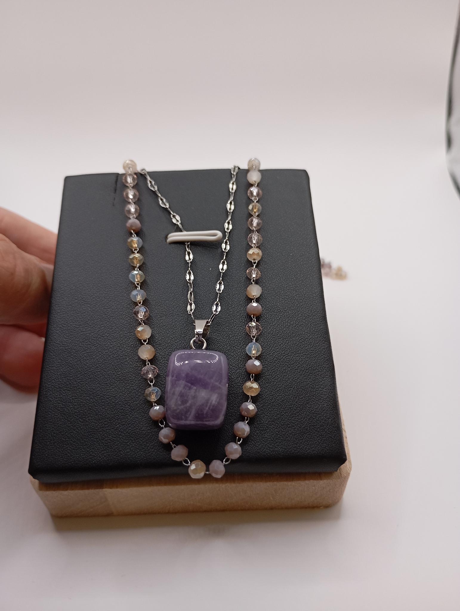 Collier en perles et pendentif violet