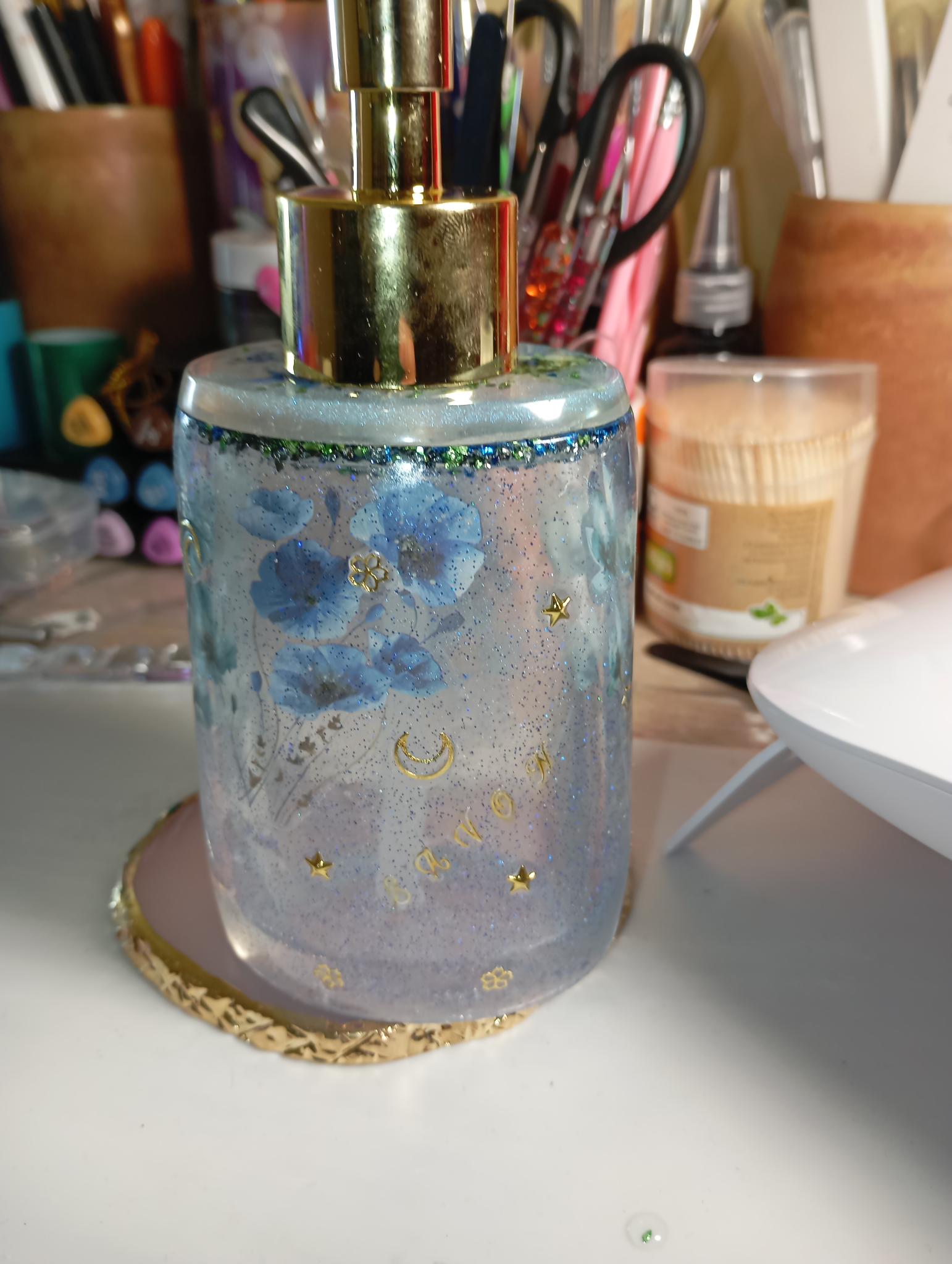 Distributeur de savon en résine