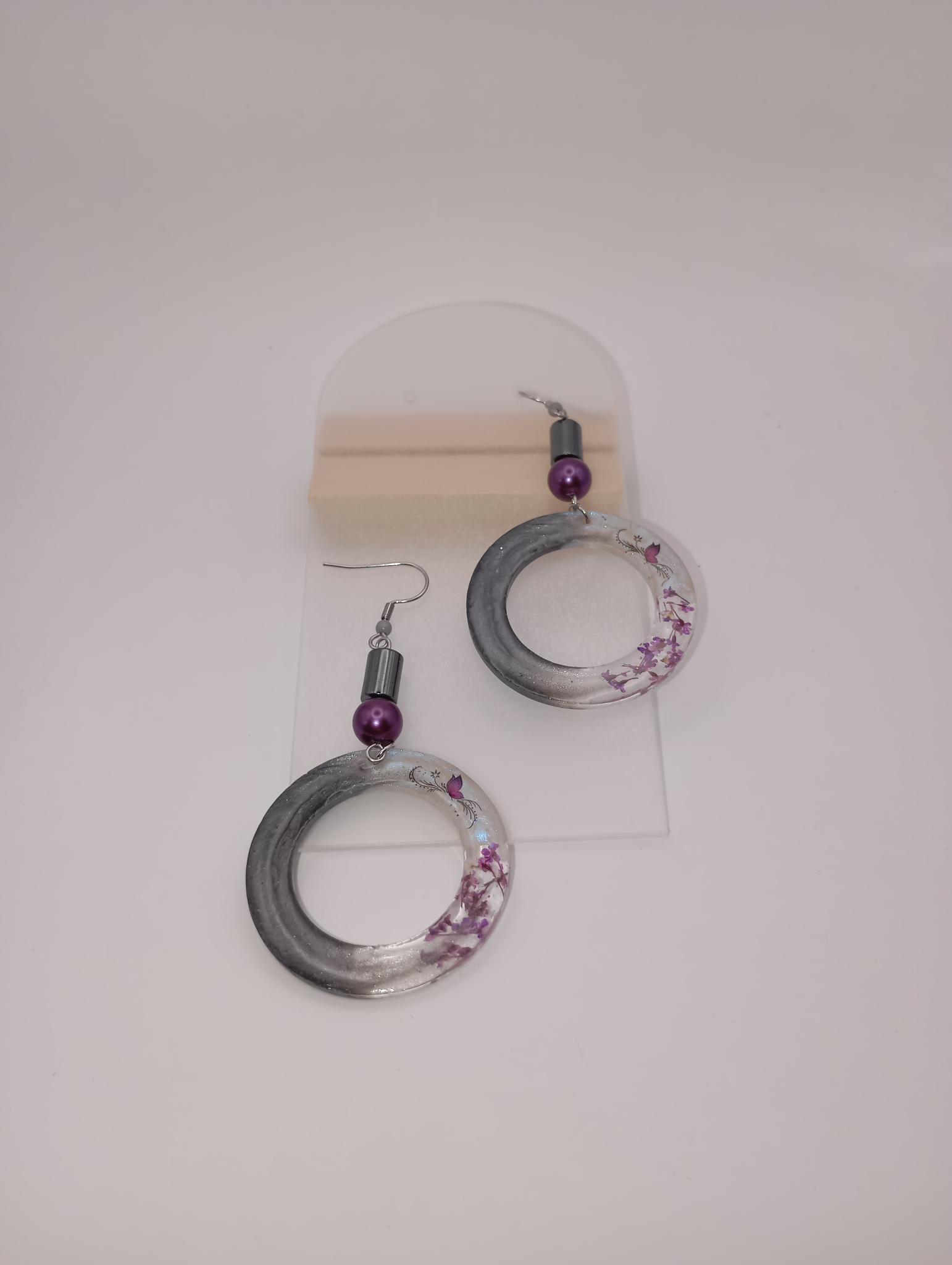 Boucles d’oreilles rondes avec perles violettes