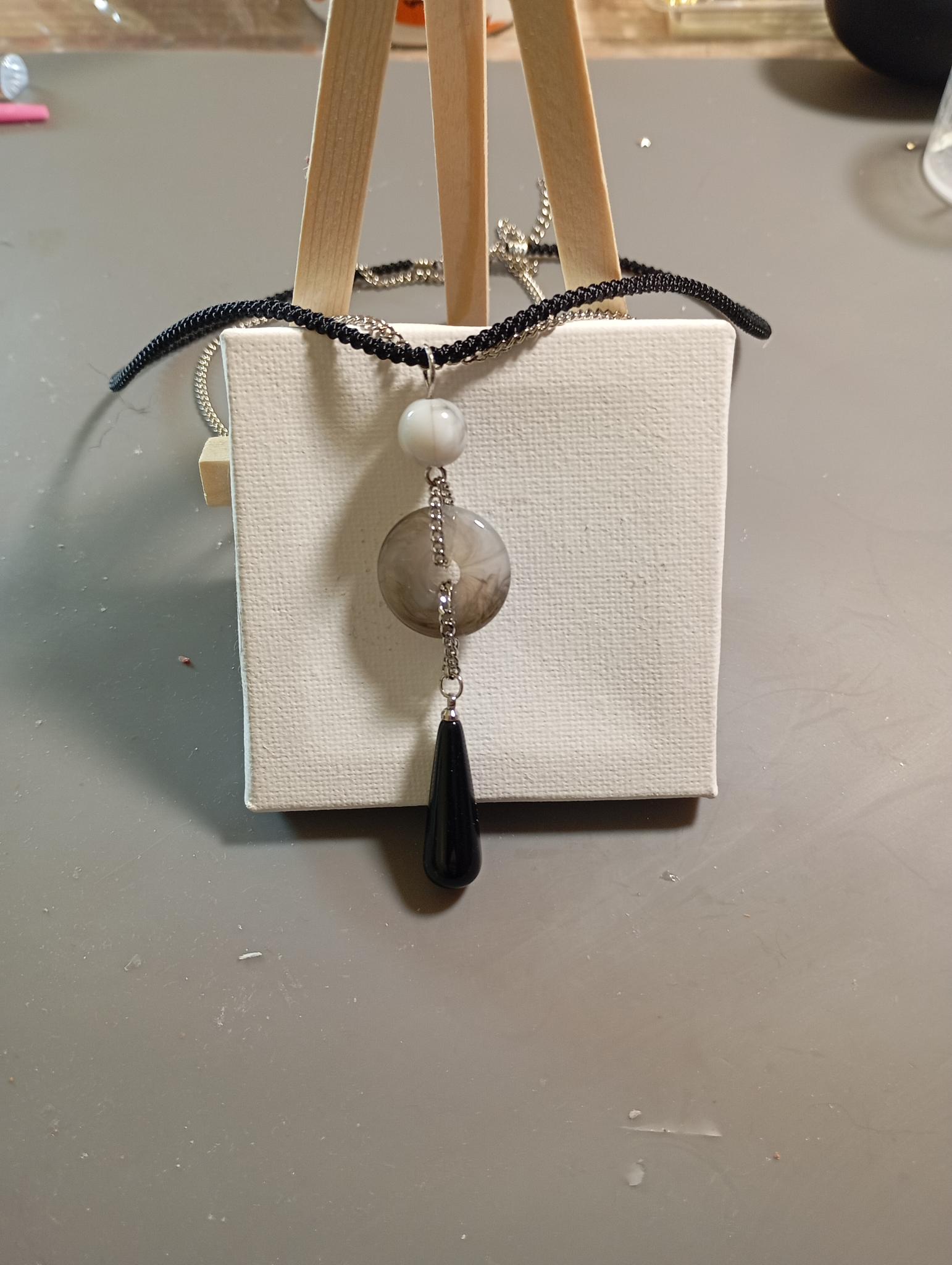 Collier élégant à pendentif noir acrylique