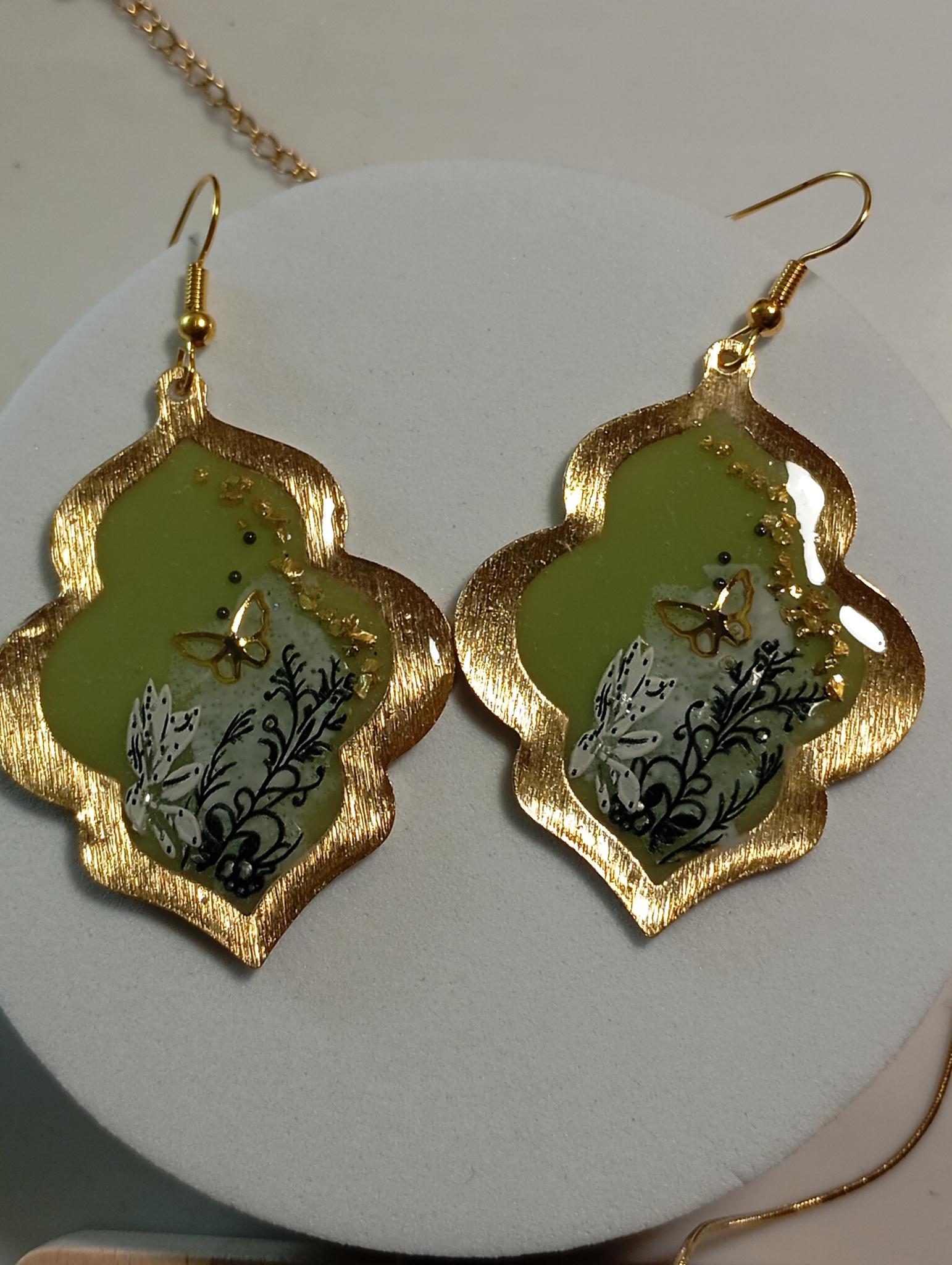 Collier et boucles d'oreilles ornés en plaqué