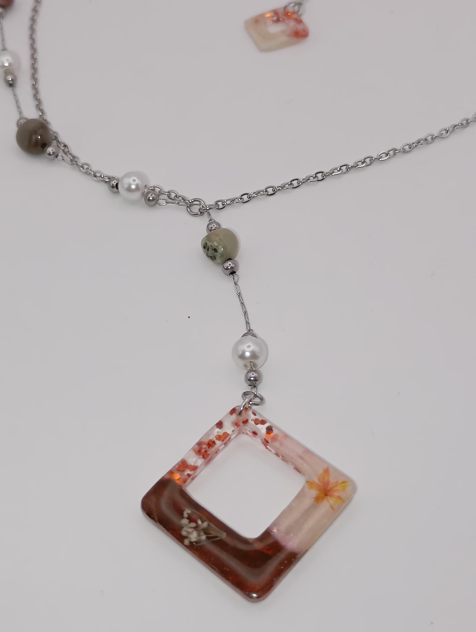 Collier artisanal en résine