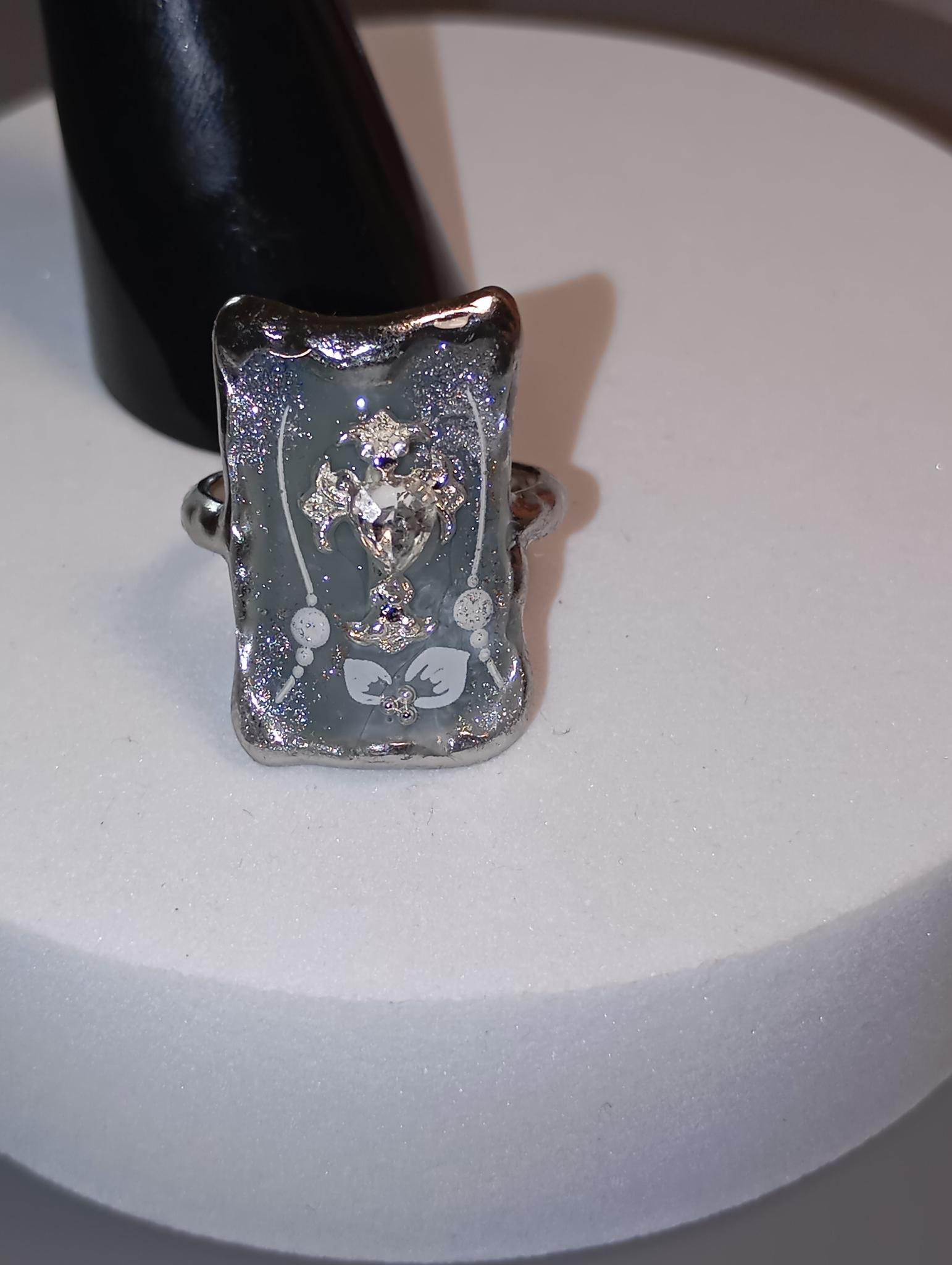 Bague en résine argentée