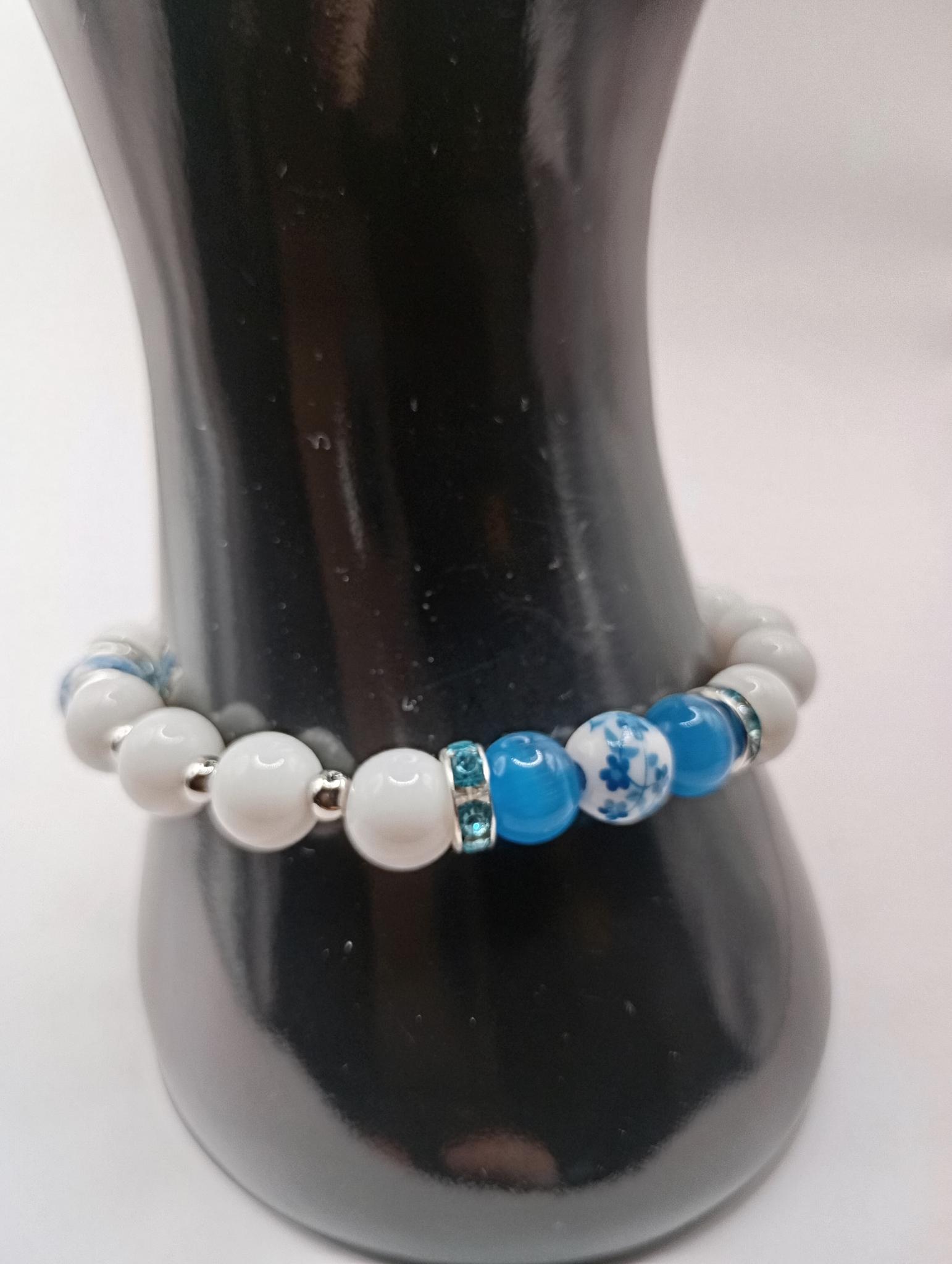 Bracelet en perles bleues et blanches