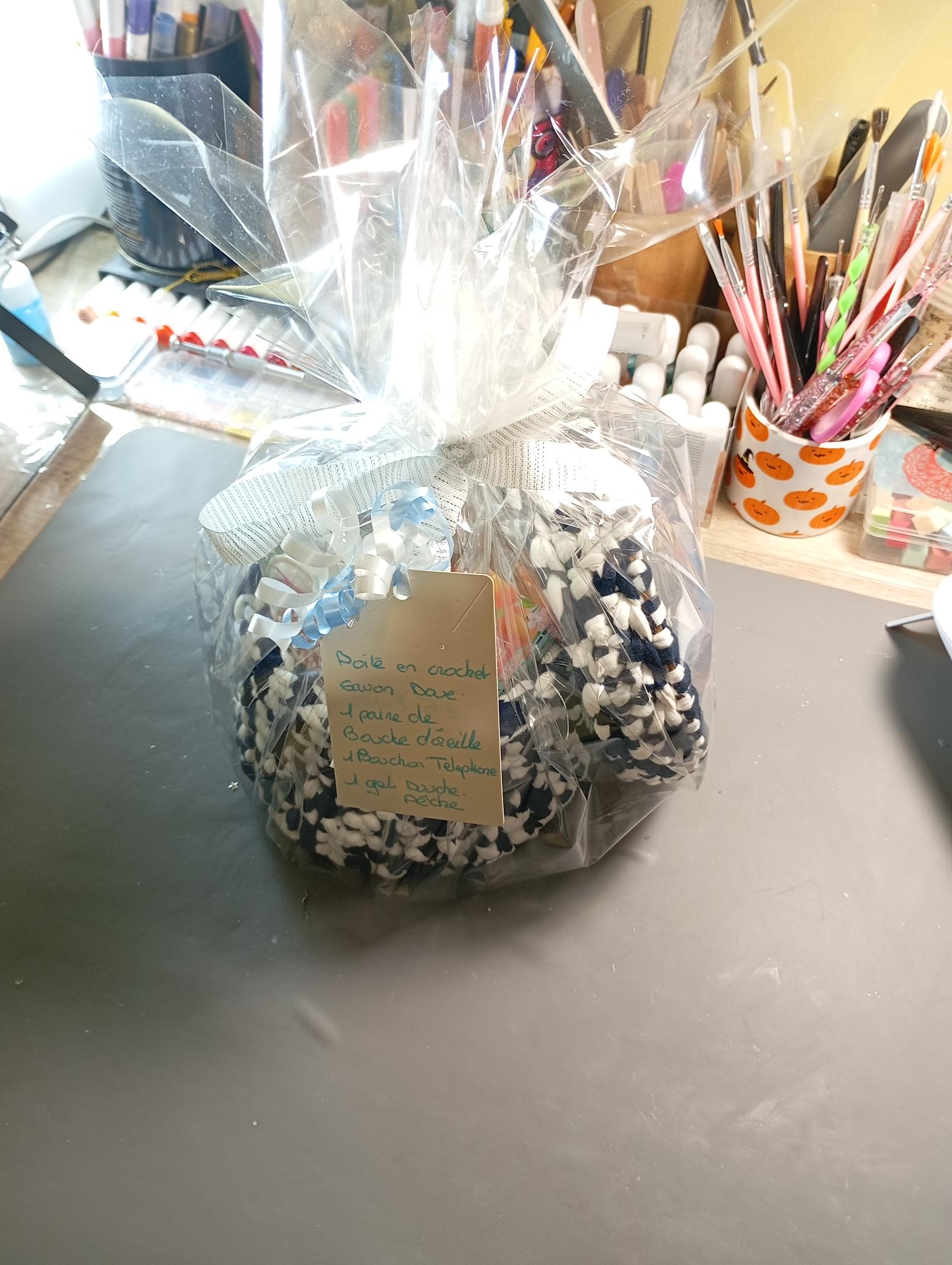 Panier cadeau tricoté