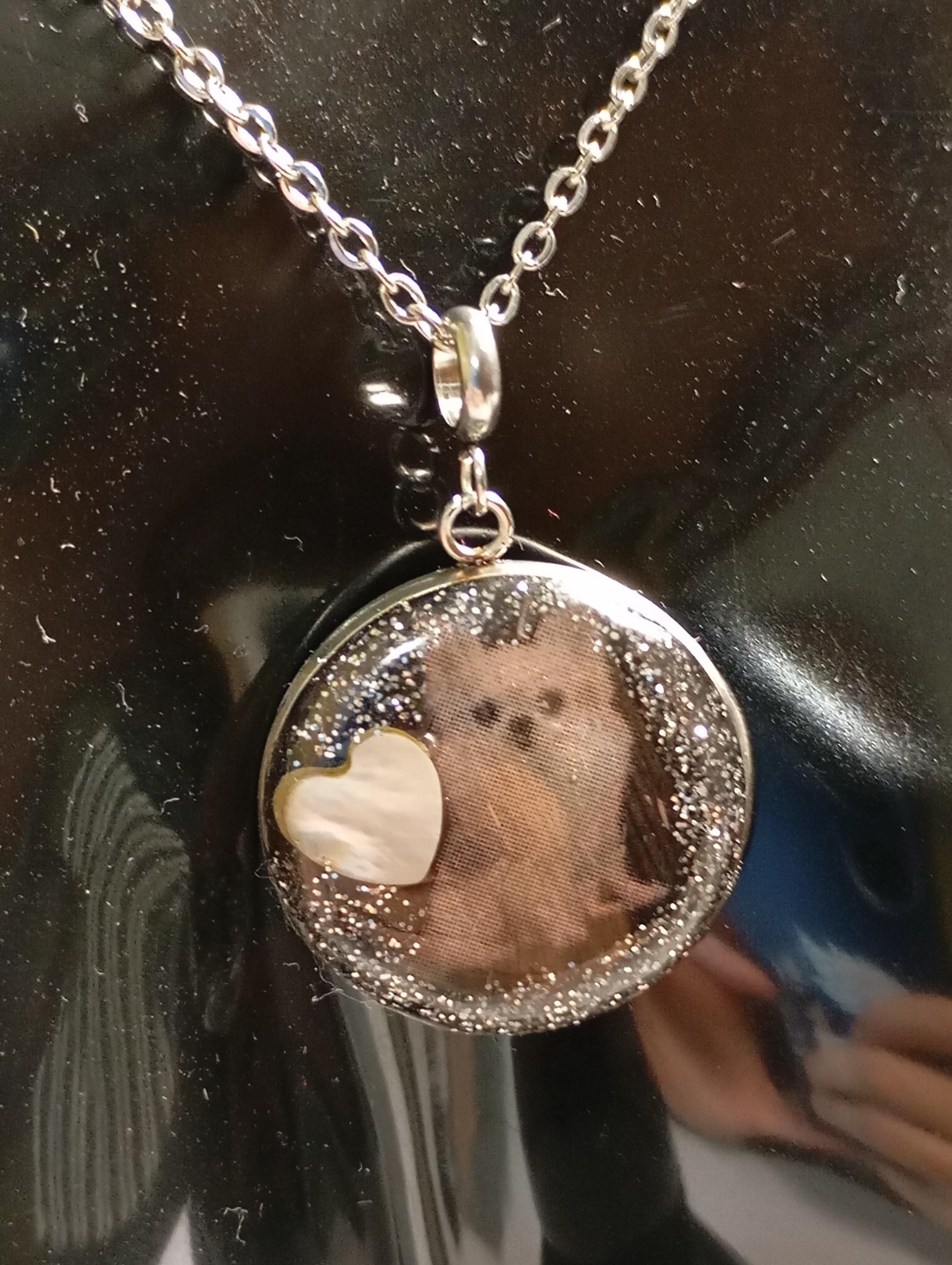 Collier médaillon Personnalisé en résine Pour Lauryna