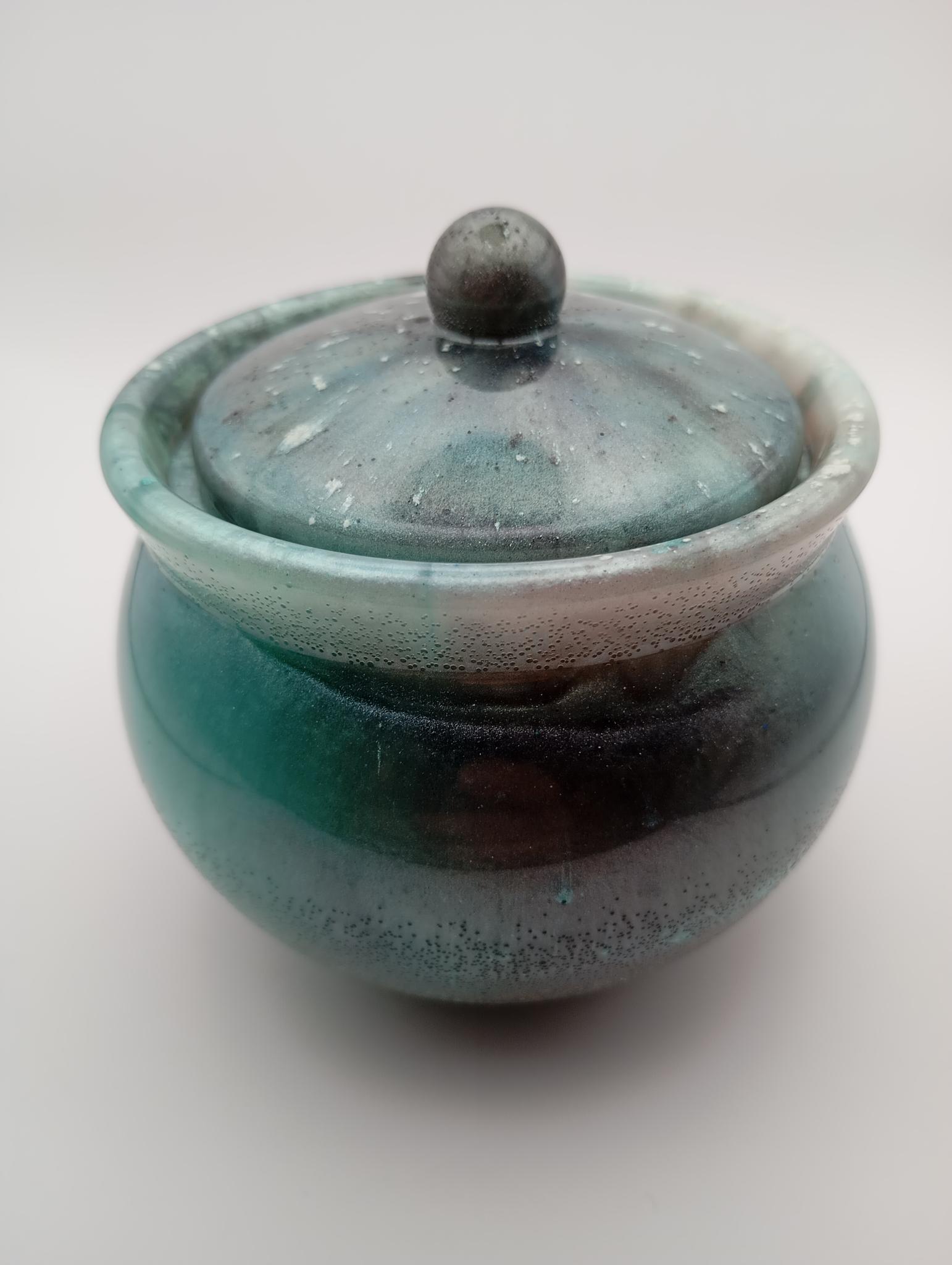 Pot en résine avec couvercle