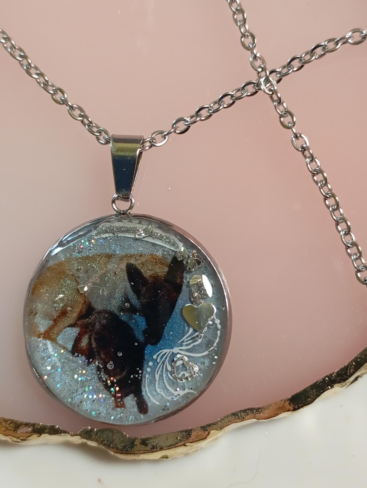 Collier médaillon pour  MMe Carole Sardou