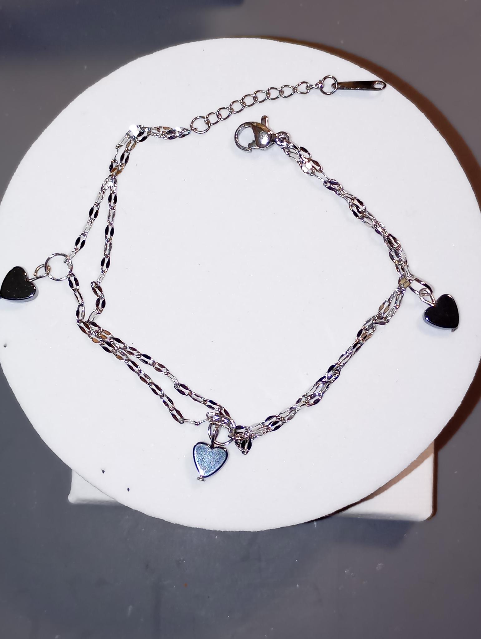 Bracelet en acier avec pendentifs cœur