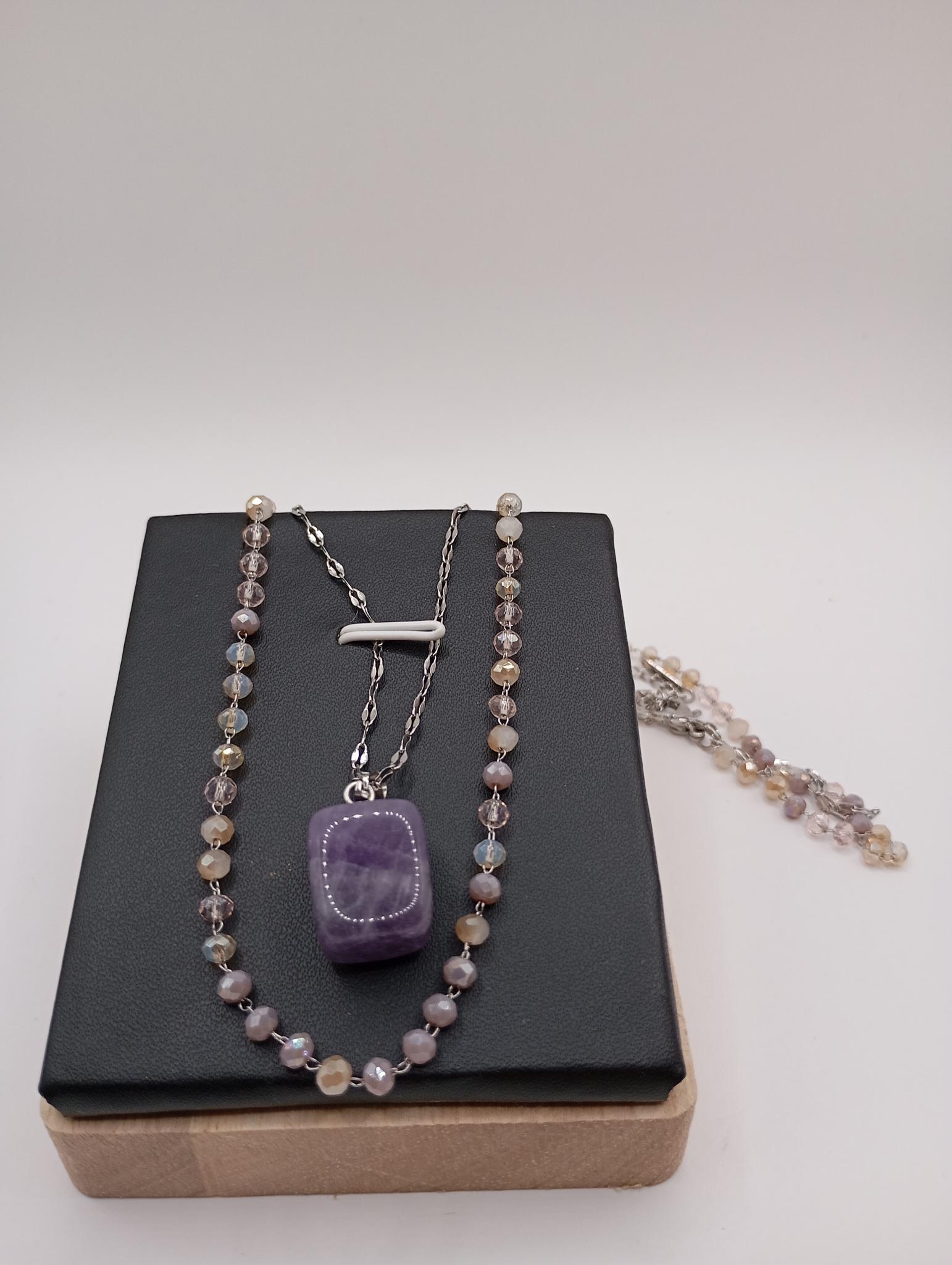 Collier en perles et pendentif violet