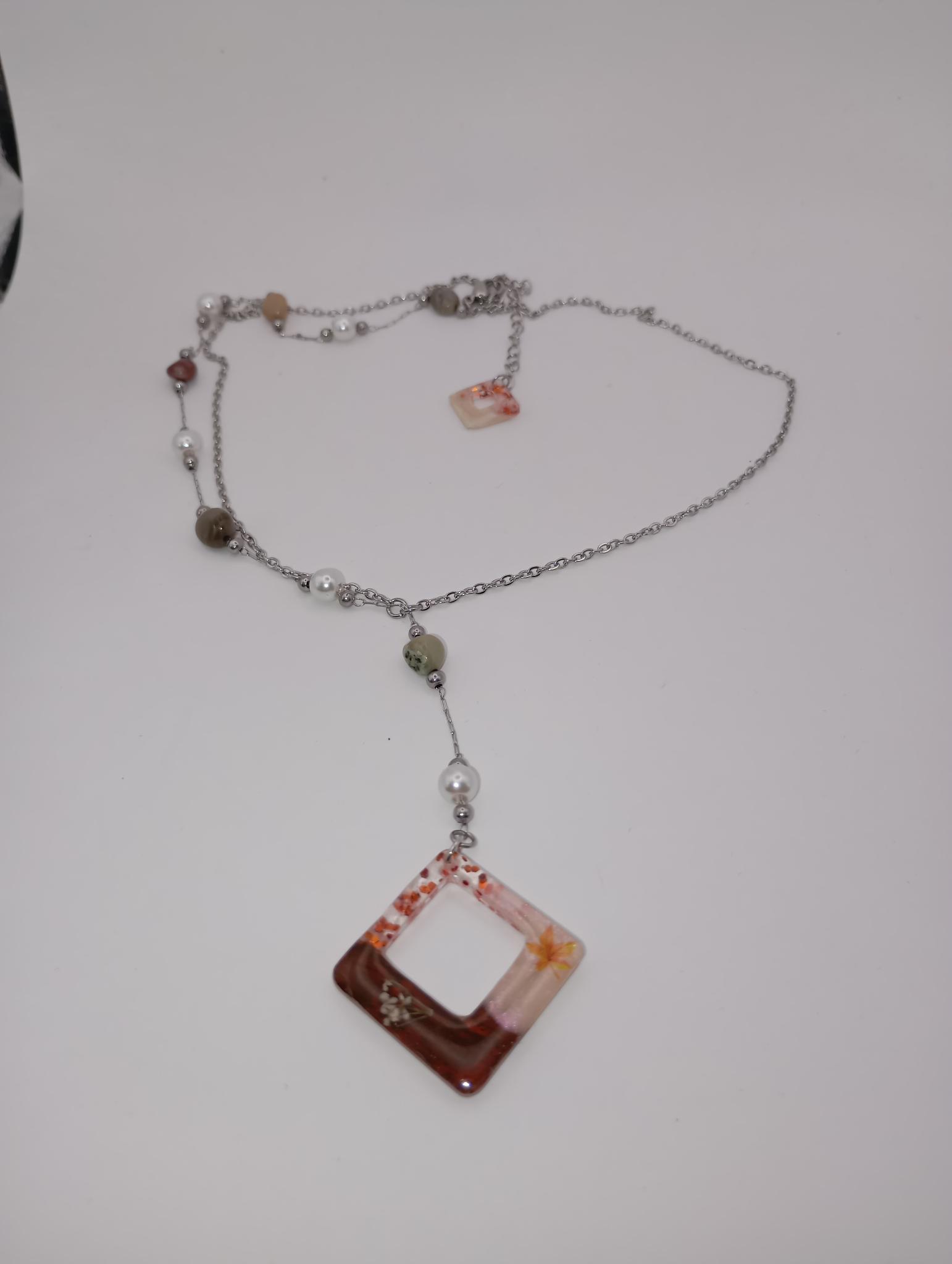 Collier artisanal en résine
