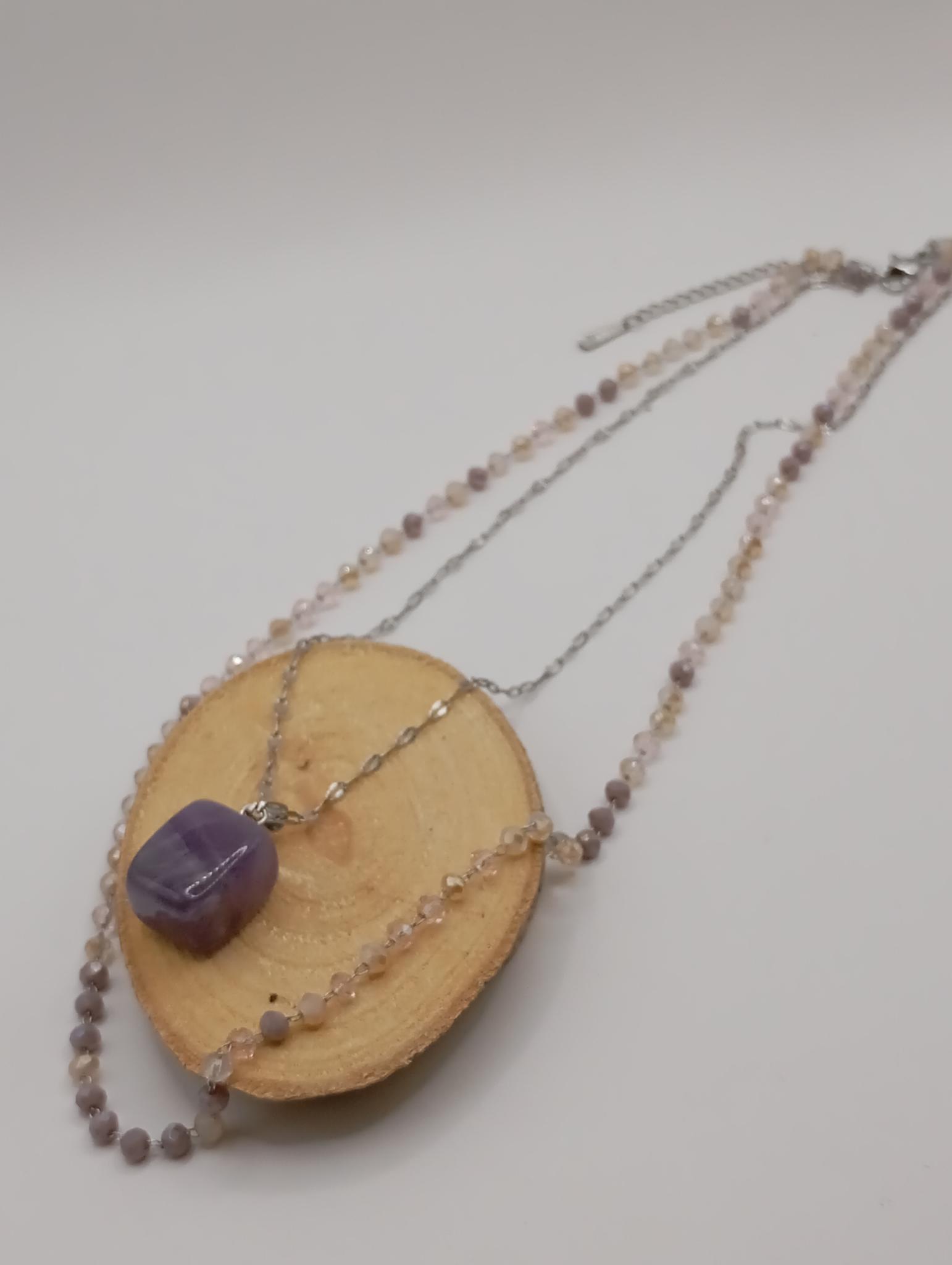 Collier en perles et pendentif violet