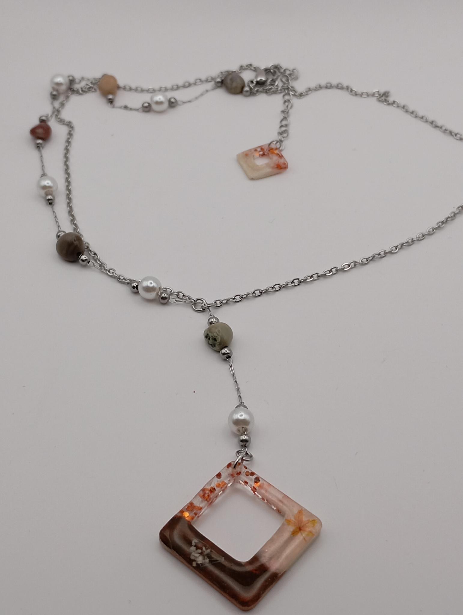 Collier artisanal en résine
