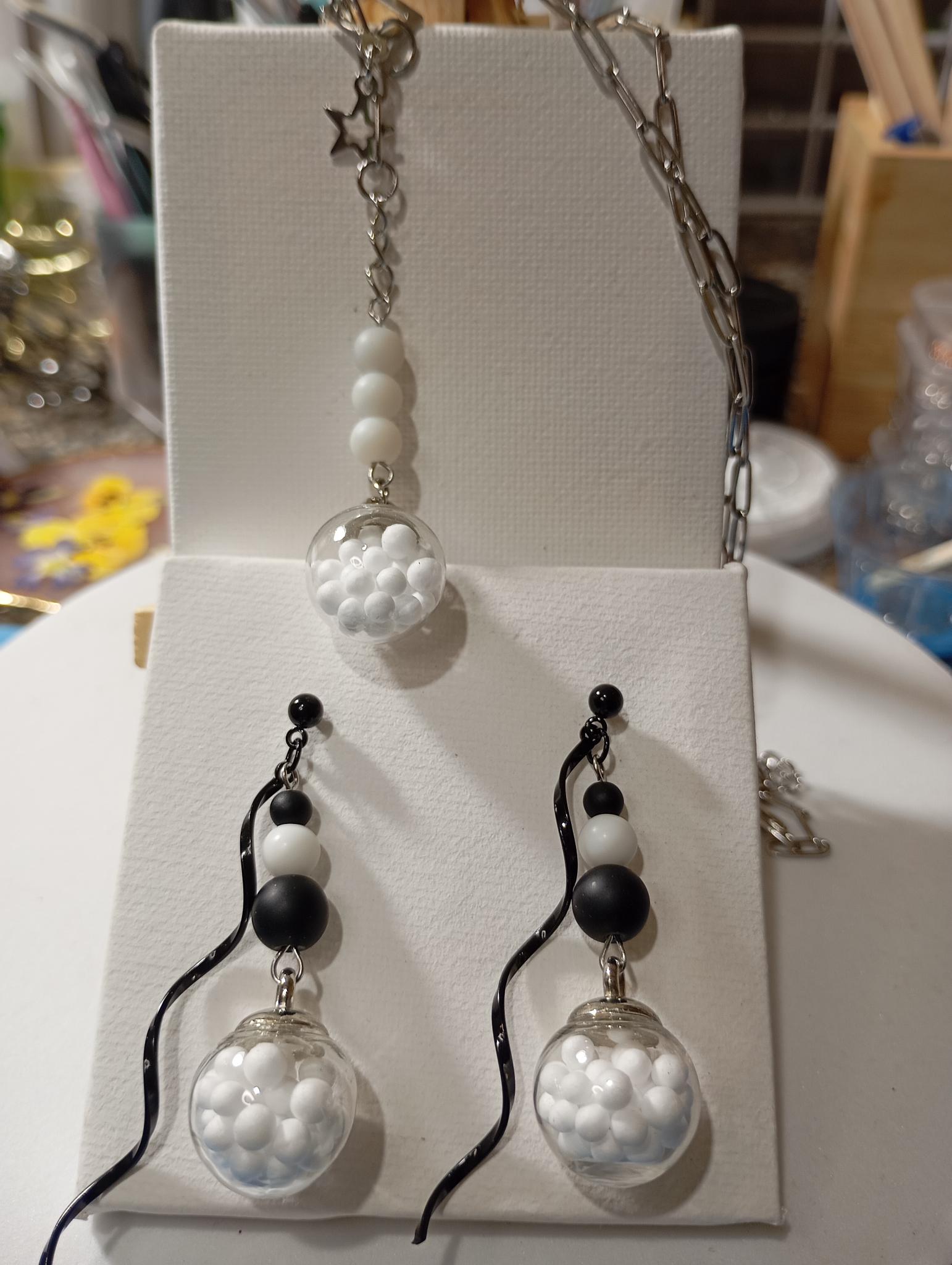 Parure Boucles d'Oreilles et Collier Perles Noires & Blanches