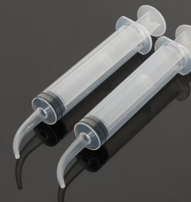 Plastic Syringes with Curved Tips