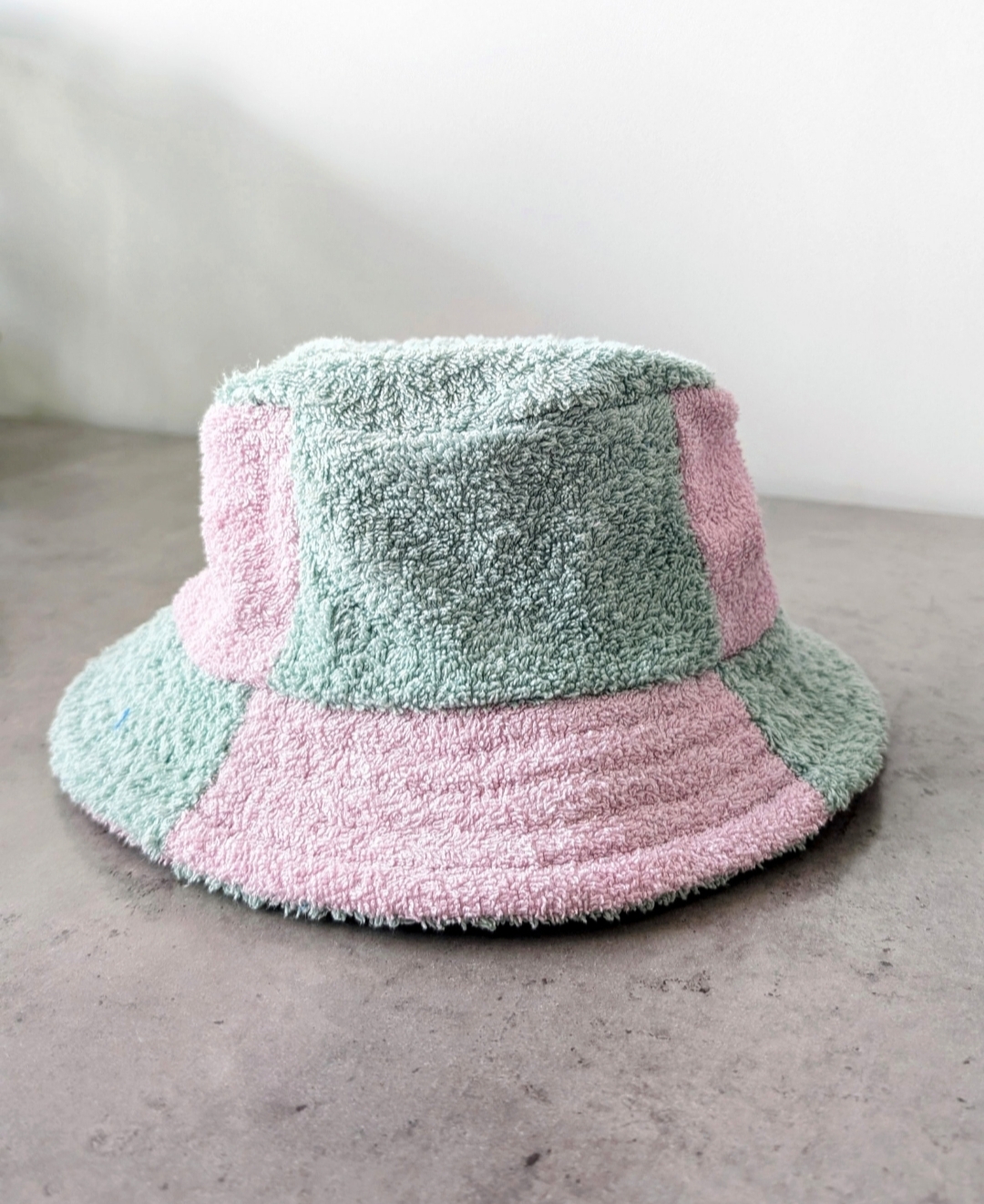 Håndlagde bucket hat 