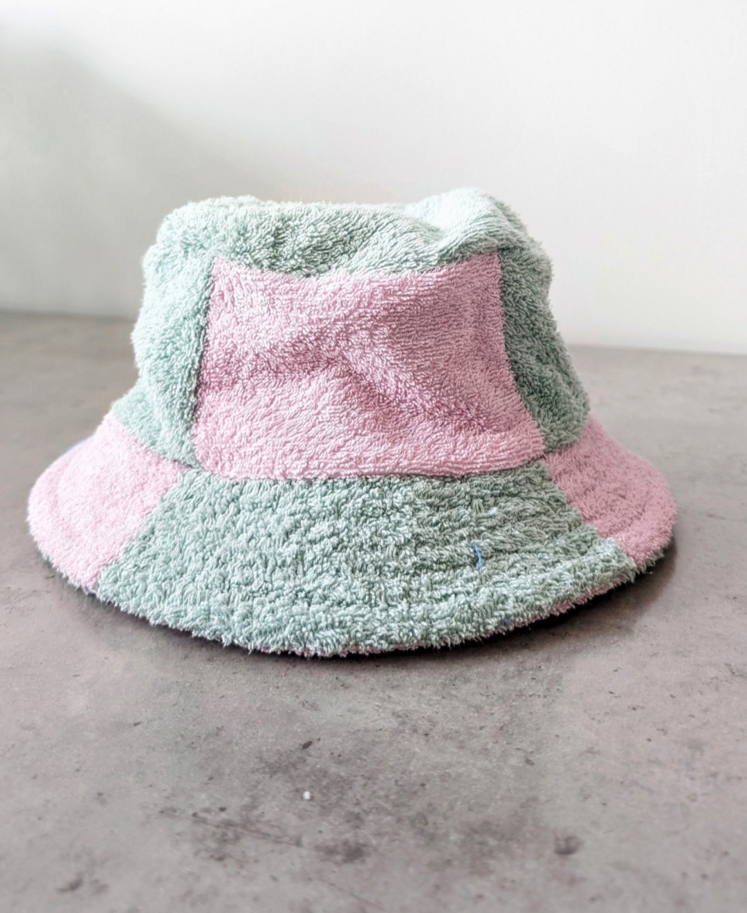 Håndlagde bucket hat 