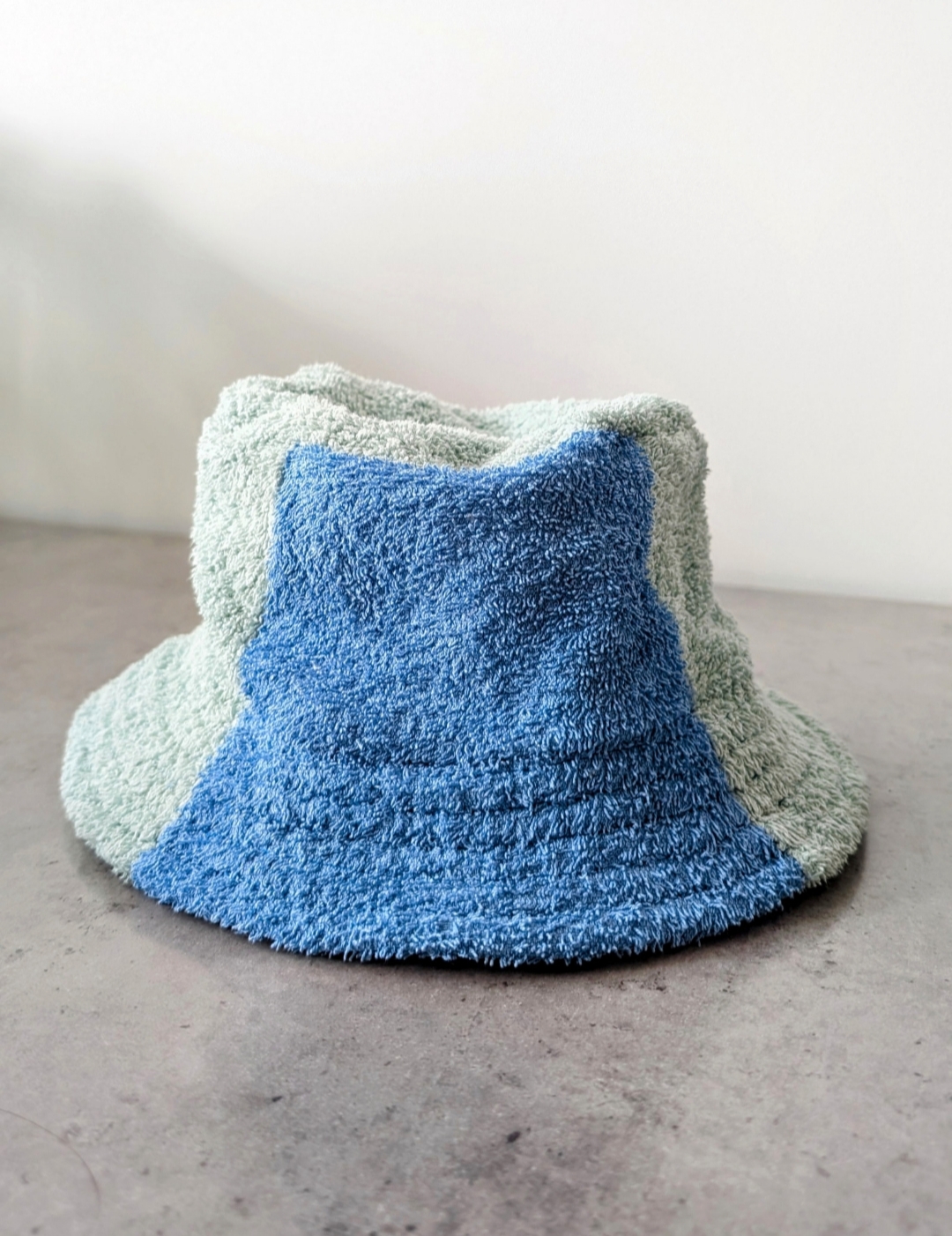 Håndlagde bucket hat 