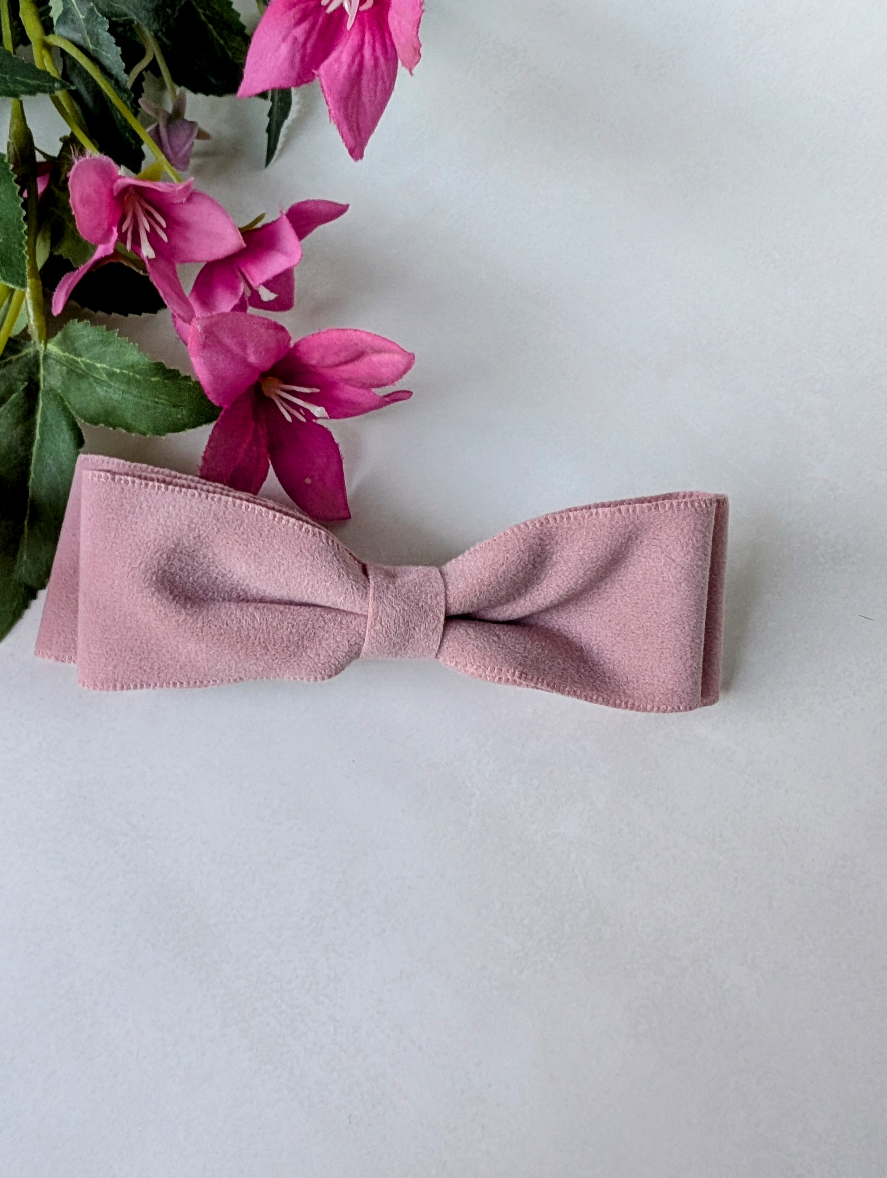 Håndlaget hårspenne med sløyfe