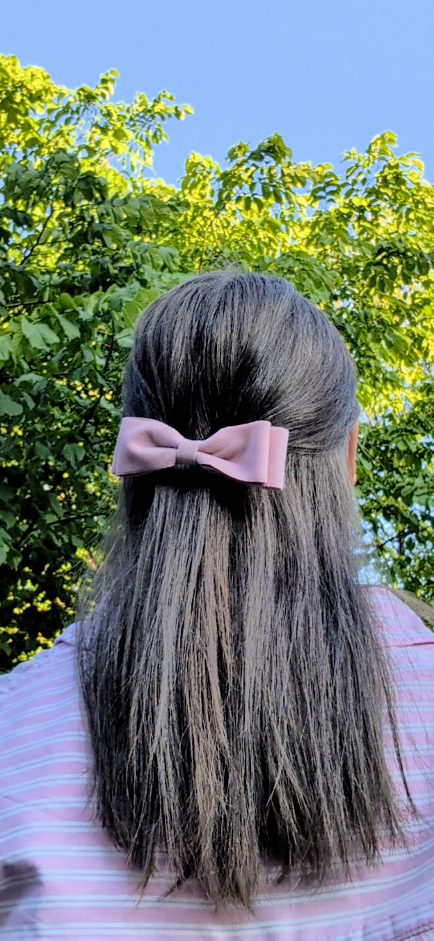 Håndlaget hårspenne med sløyfe