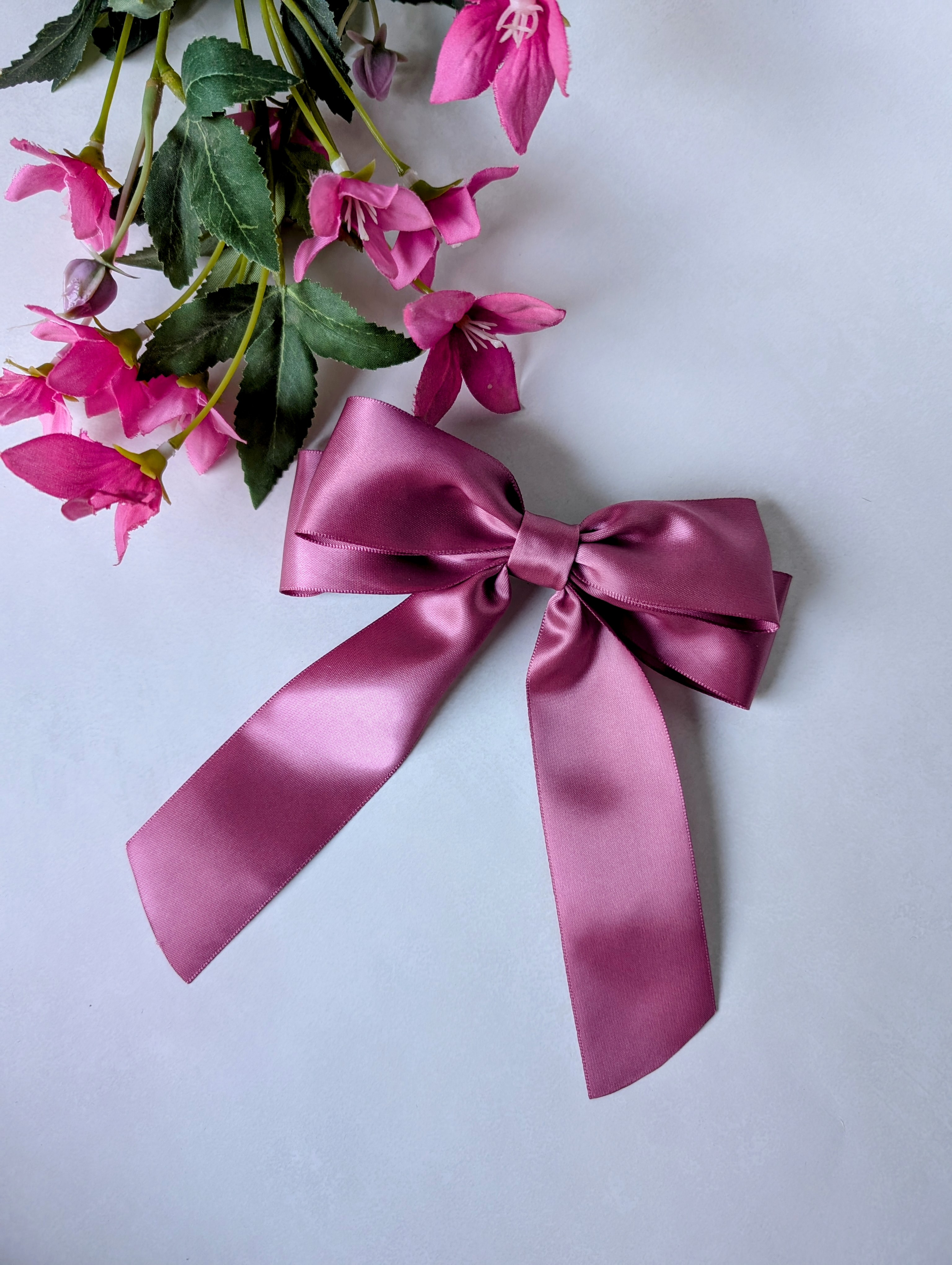 Håndlaget hårspenne med sløyfe