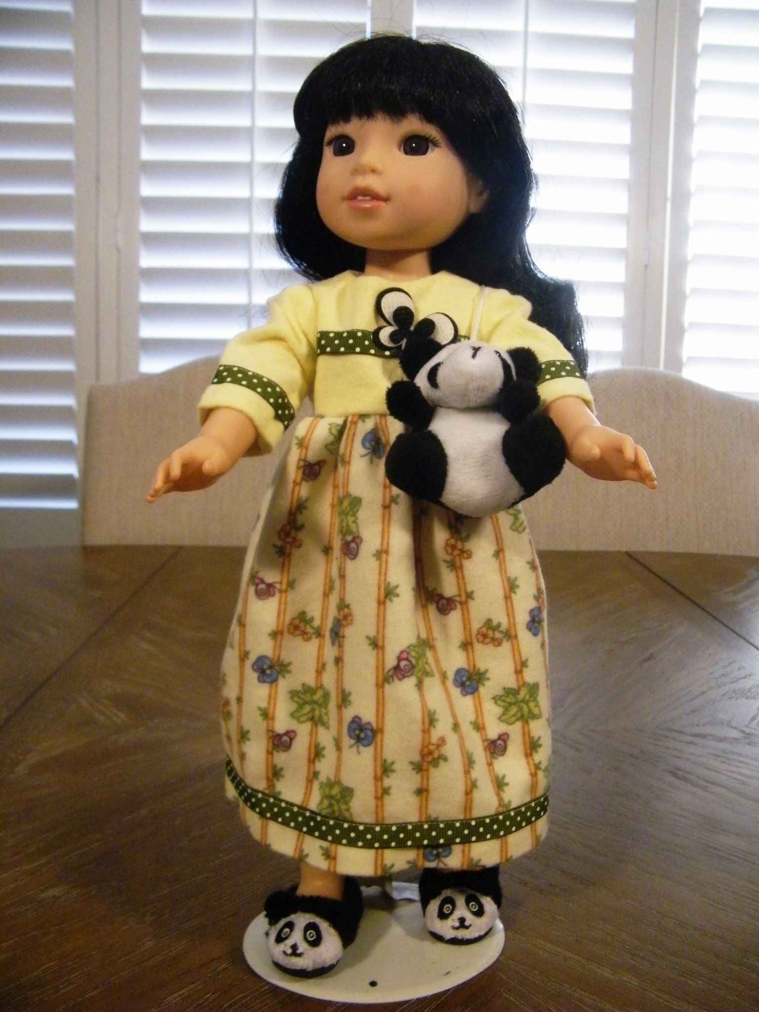 YELLOW NIGHTGOWN/PANDA SLIPPERS