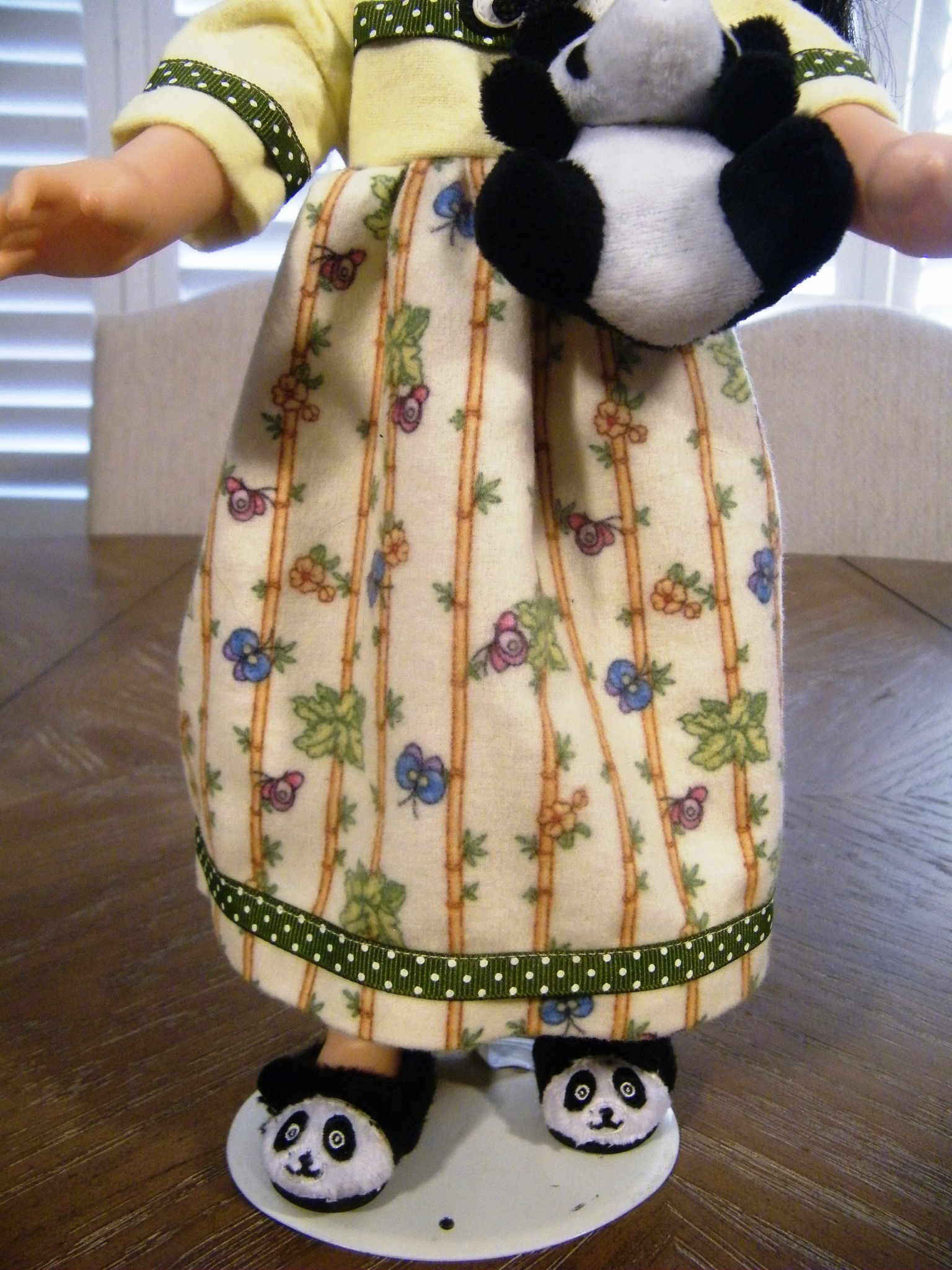 YELLOW NIGHTGOWN/PANDA SLIPPERS