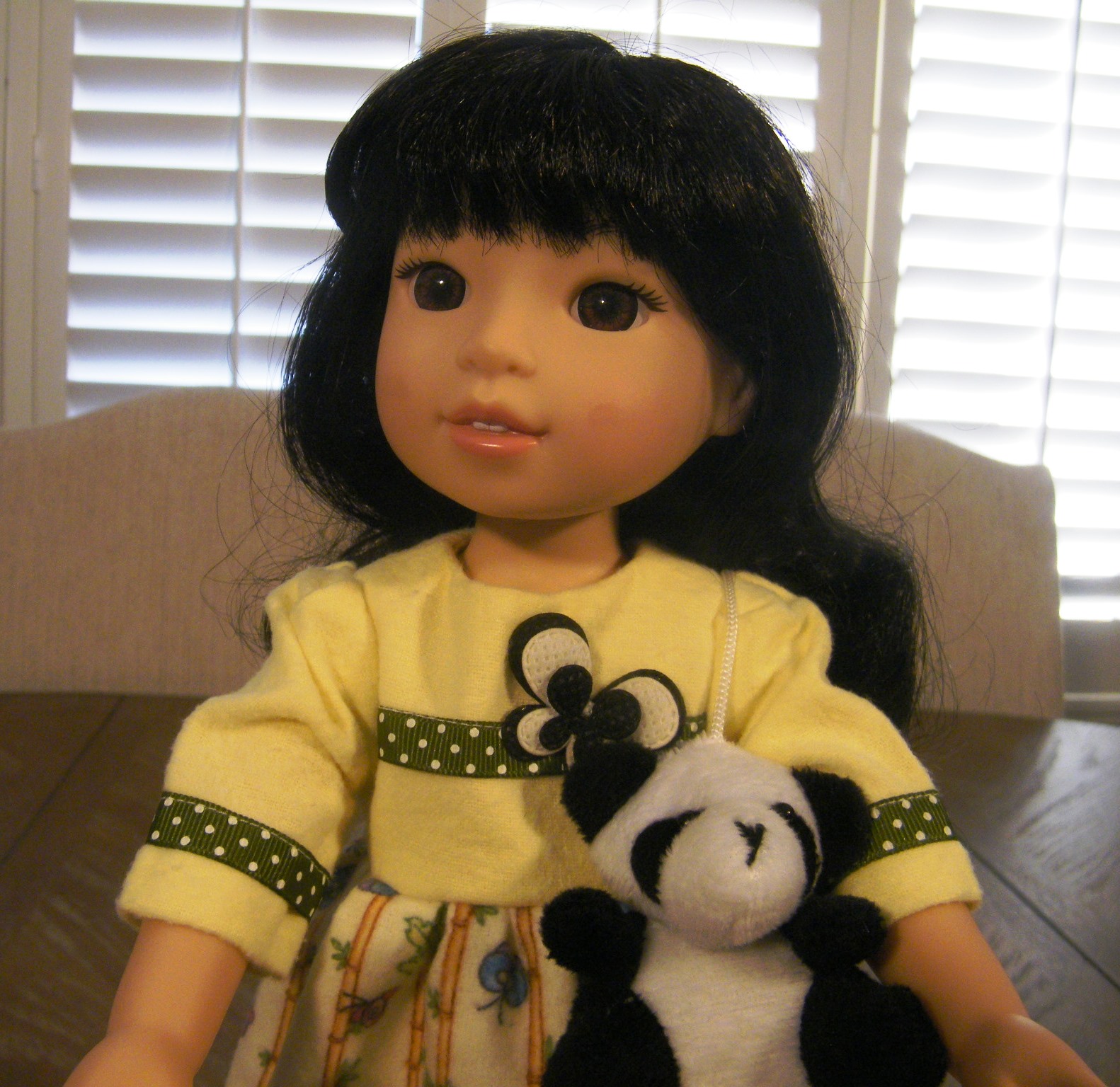 YELLOW NIGHTGOWN/PANDA SLIPPERS