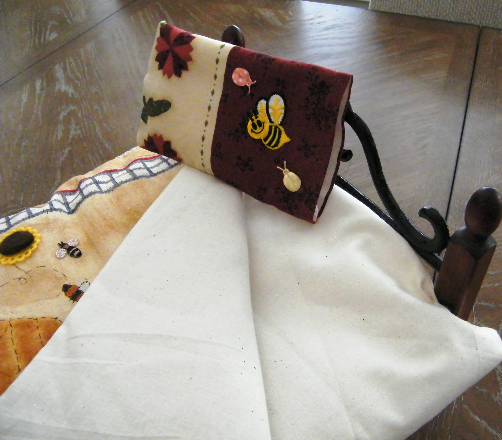 HONEY BEE QUILT W/PILLOWS MATTRESS