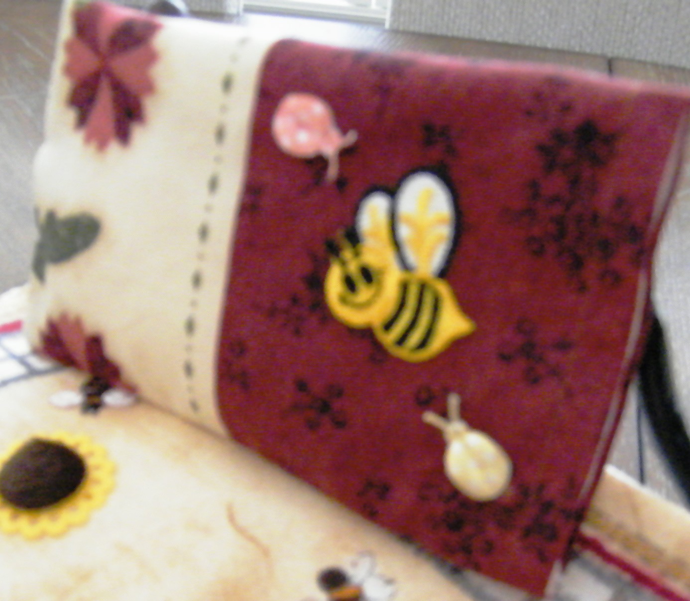 HONEY BEE QUILT W/PILLOWS MATTRESS