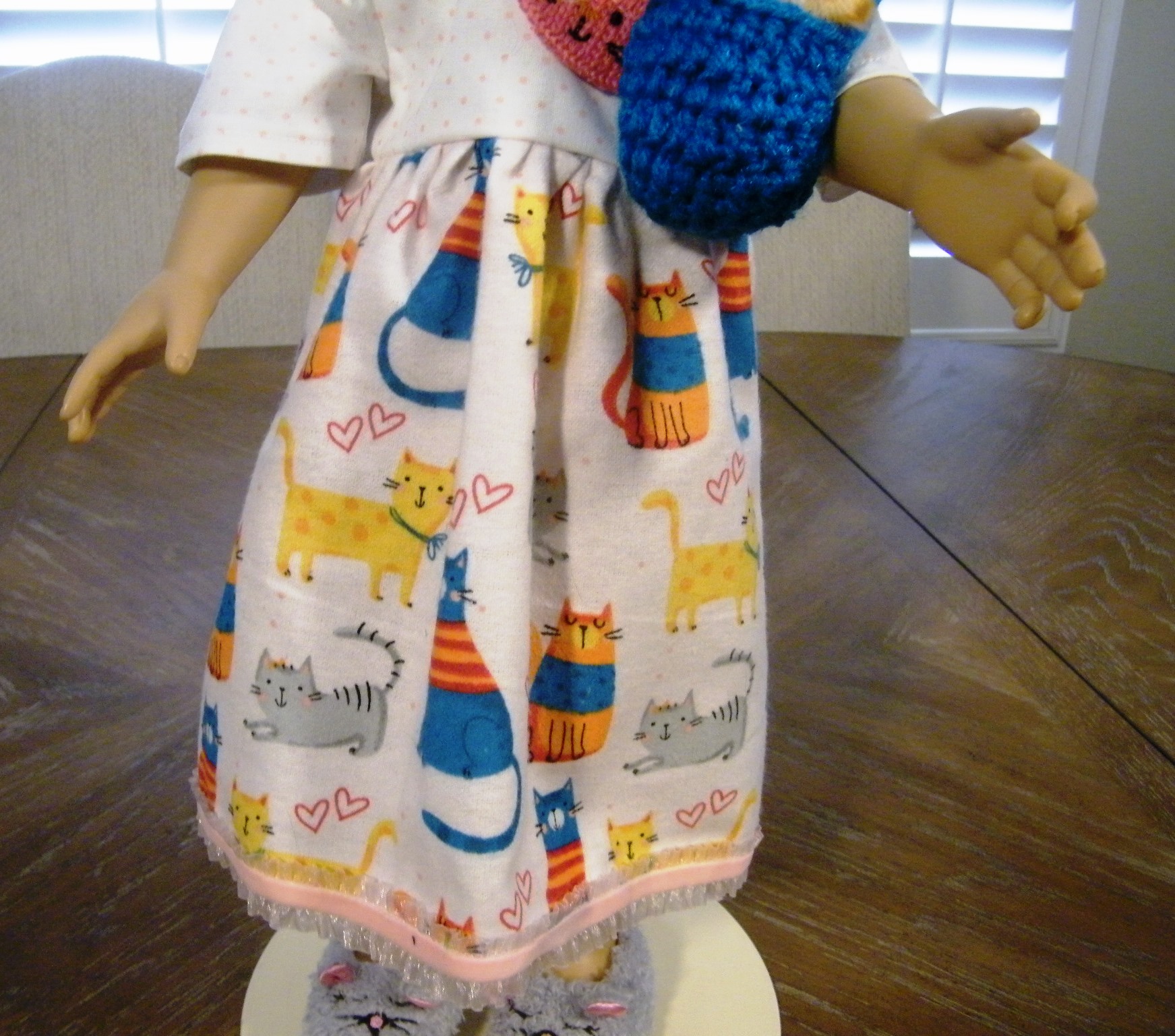 KITTY CAT NIGHTGOWN W/CAT AND CARRIER