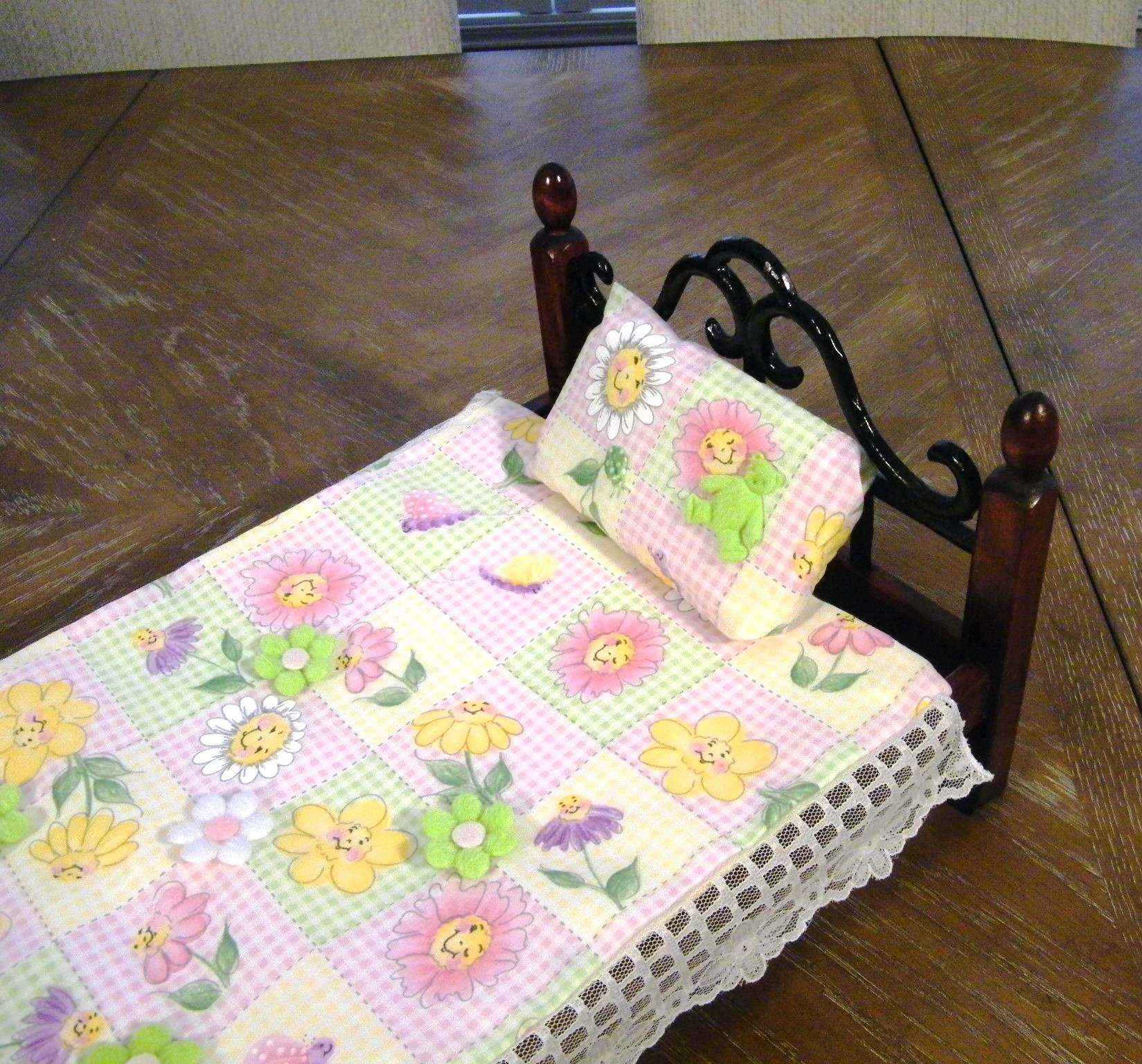 FLORAL 18 INCH BEDSPREAD W/MATRESS