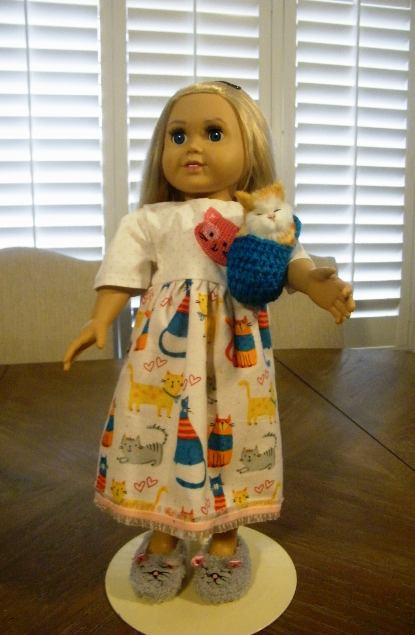 KITTY CAT NIGHTGOWN W/CAT AND CARRIER